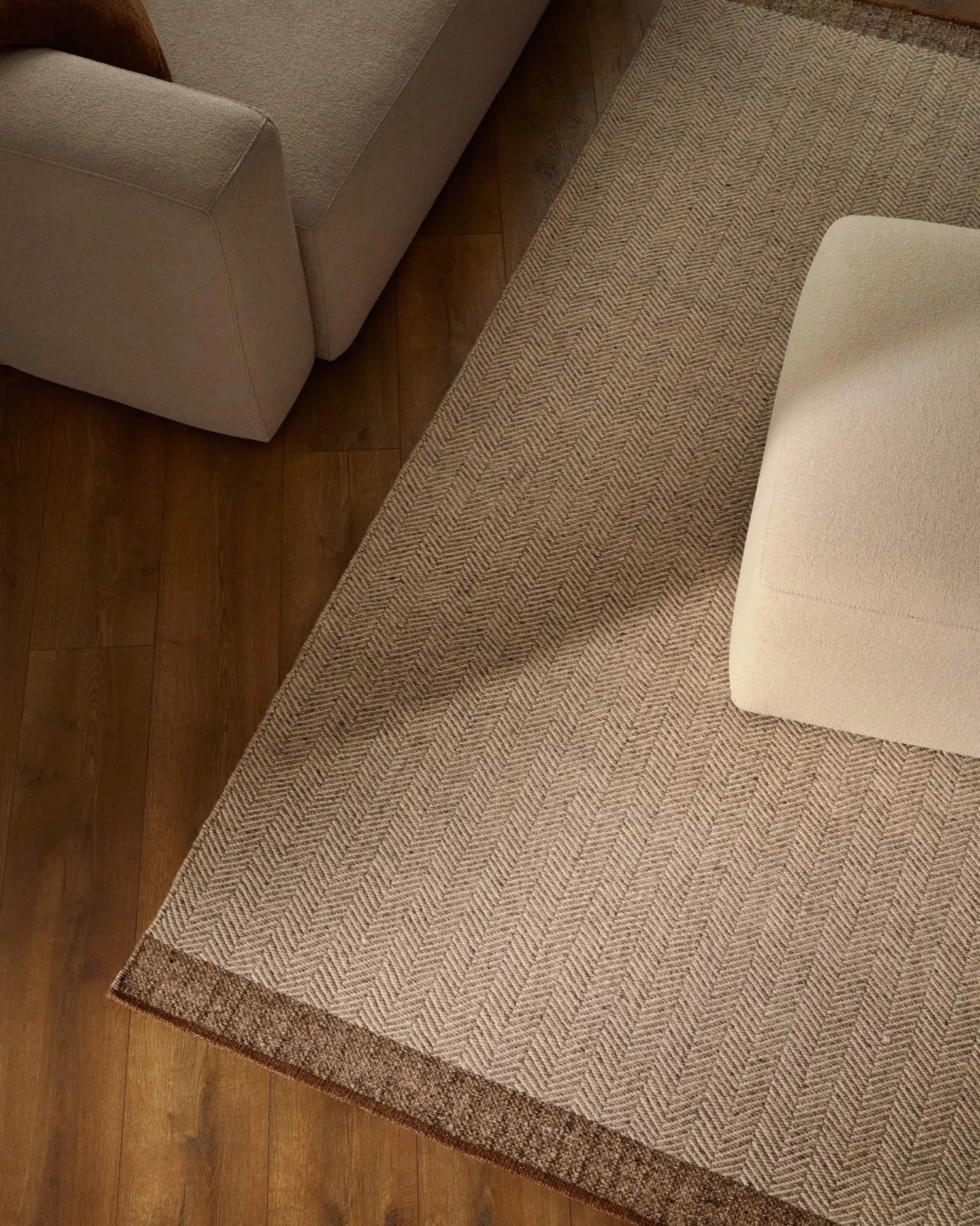 Eleganter Wollteppich in Beige, handgewebt mit Fischgrätmuster, 160x230 cm, für stilvolle Wohnräume.