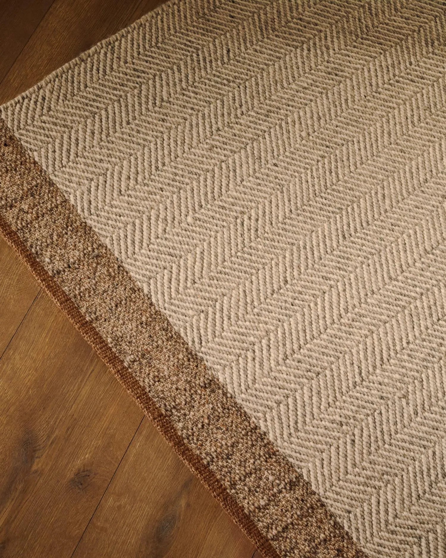 Eleganter Wollteppich in Beige, handgewebt mit Fischgrätmuster, 160x230 cm, für stilvolle Wohnräume.