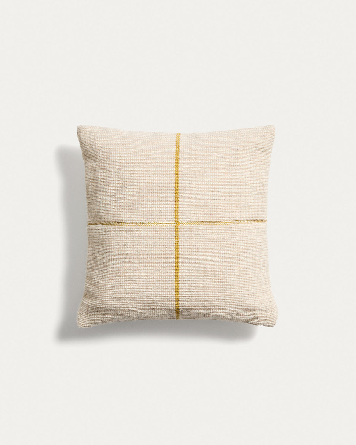 Kissenbezug Atima 100 % PET Jacquard gelb 45 x 45 cm in Gelb präsentiert im Onlineshop von KAQTU Design AG. Gartenkissen ist von Kave Home