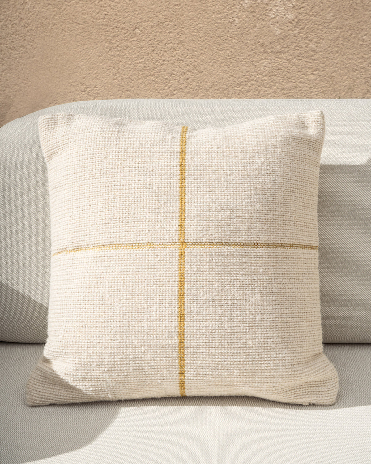 Kissenbezug Atima 100 % PET Jacquard gelb 45 x 45 cm in Gelb präsentiert im Onlineshop von KAQTU Design AG. Gartenkissen ist von Kave Home