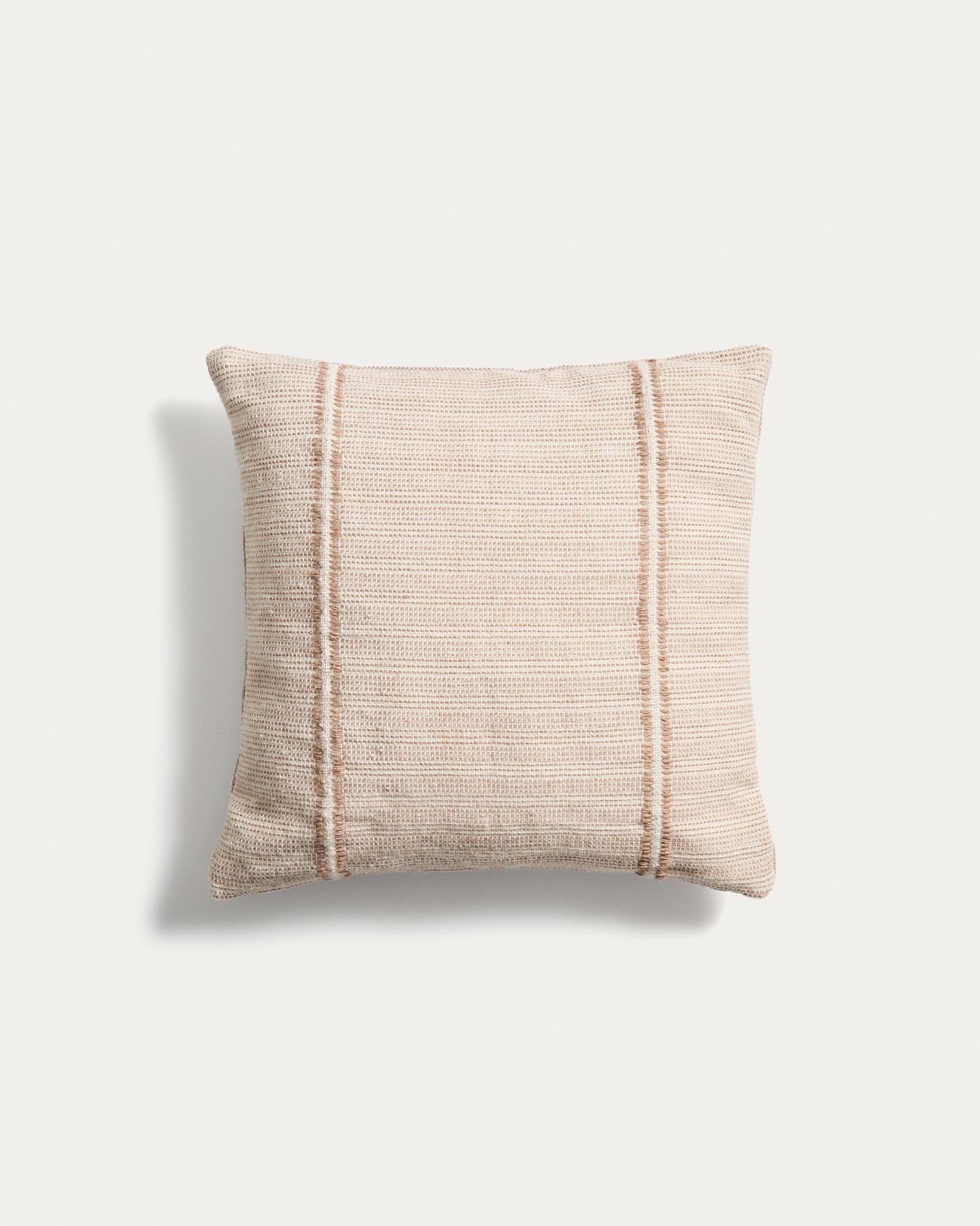 Kissenbezug Drati aus 100 % PET beige 45 x 45 cm in Beige präsentiert im Onlineshop von KAQTU Design AG. Gartenkissen ist von Kave Home