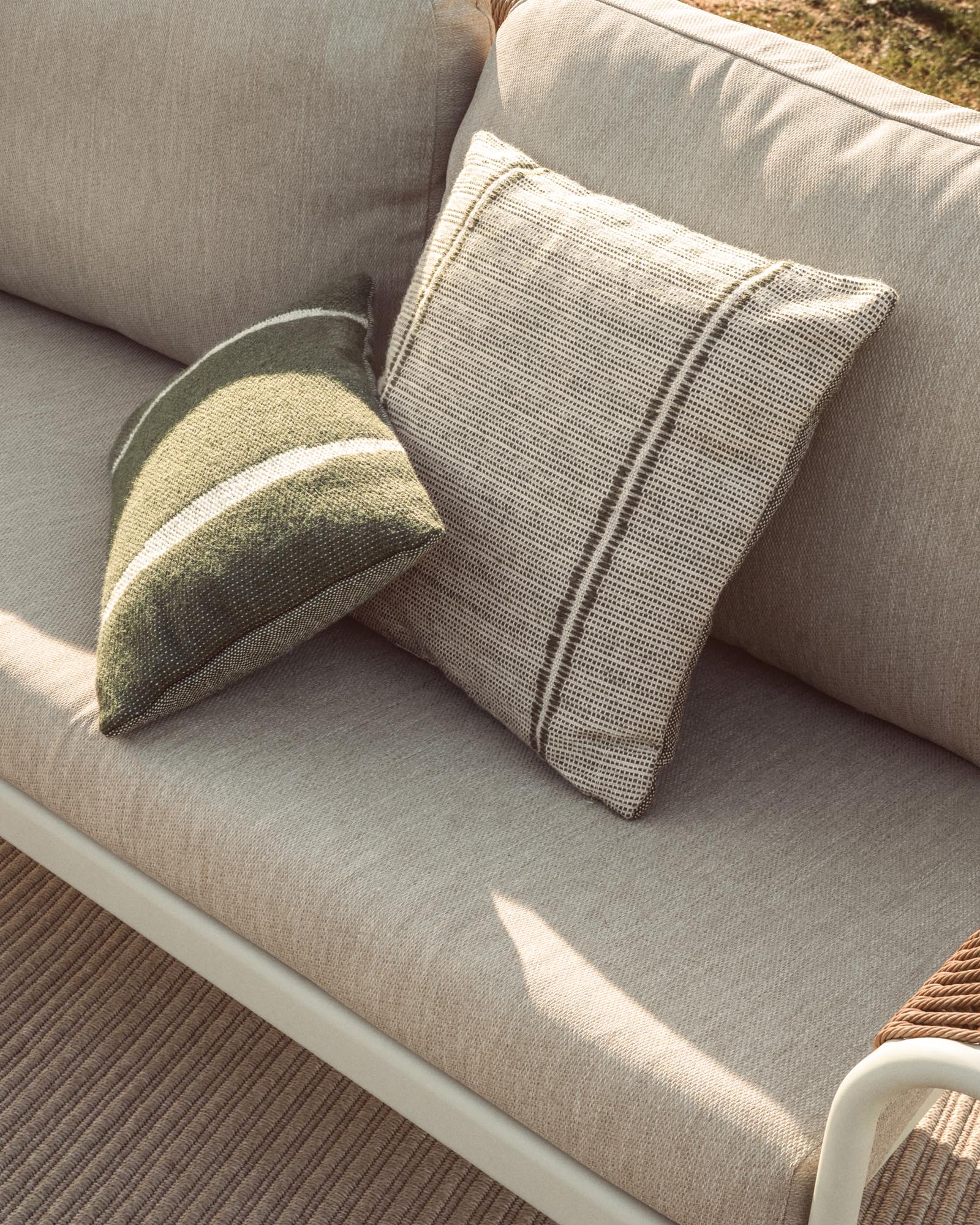 Kissenbezug Drati aus 100 % PET grün 45 x 45 cm in Grün präsentiert im Onlineshop von KAQTU Design AG. Gartenkissen ist von Kave Home