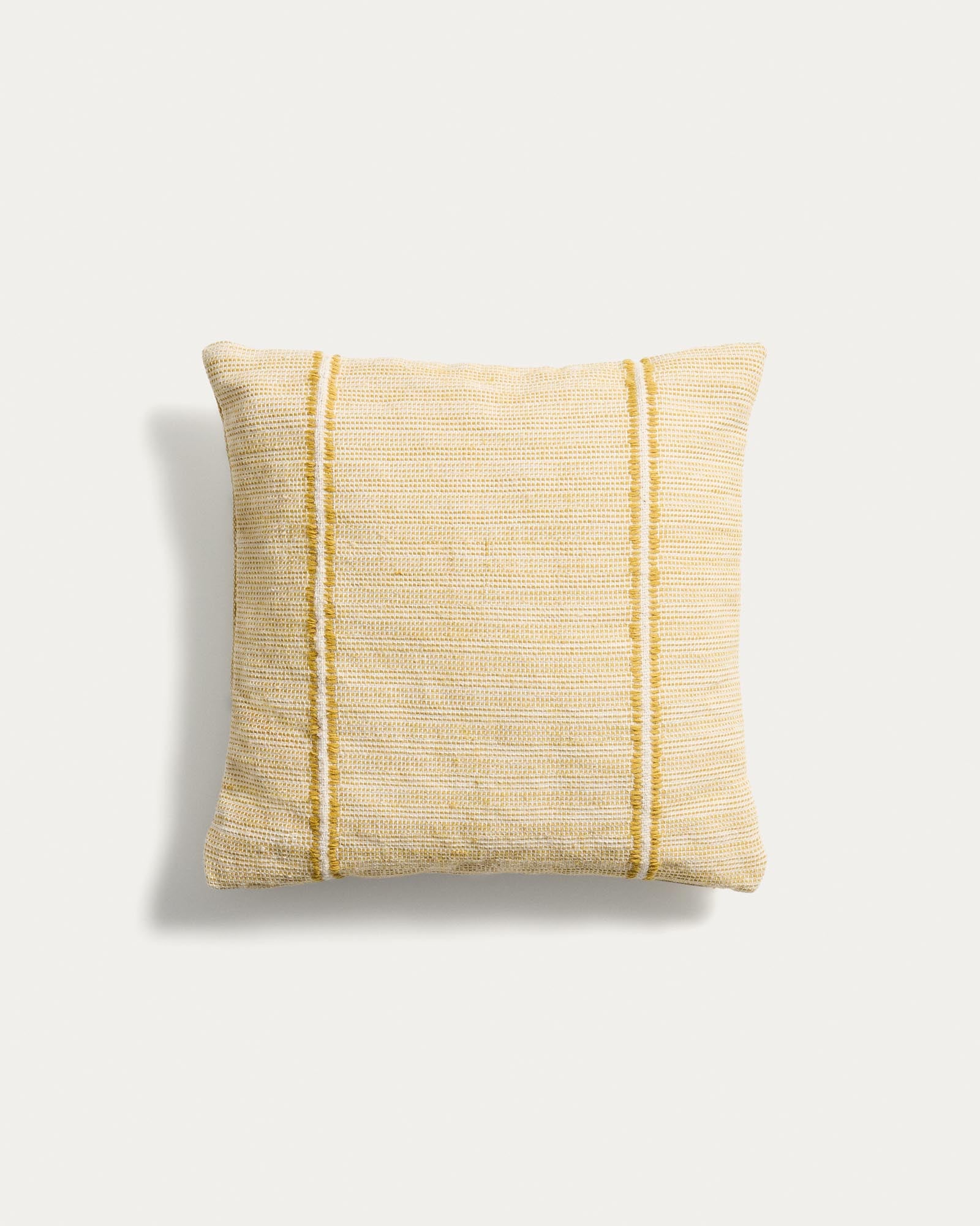 Kissenbezug Drati aus 100 % PET gelb 45 x 45 cm in Gelb präsentiert im Onlineshop von KAQTU Design AG. Gartenkissen ist von Kave Home