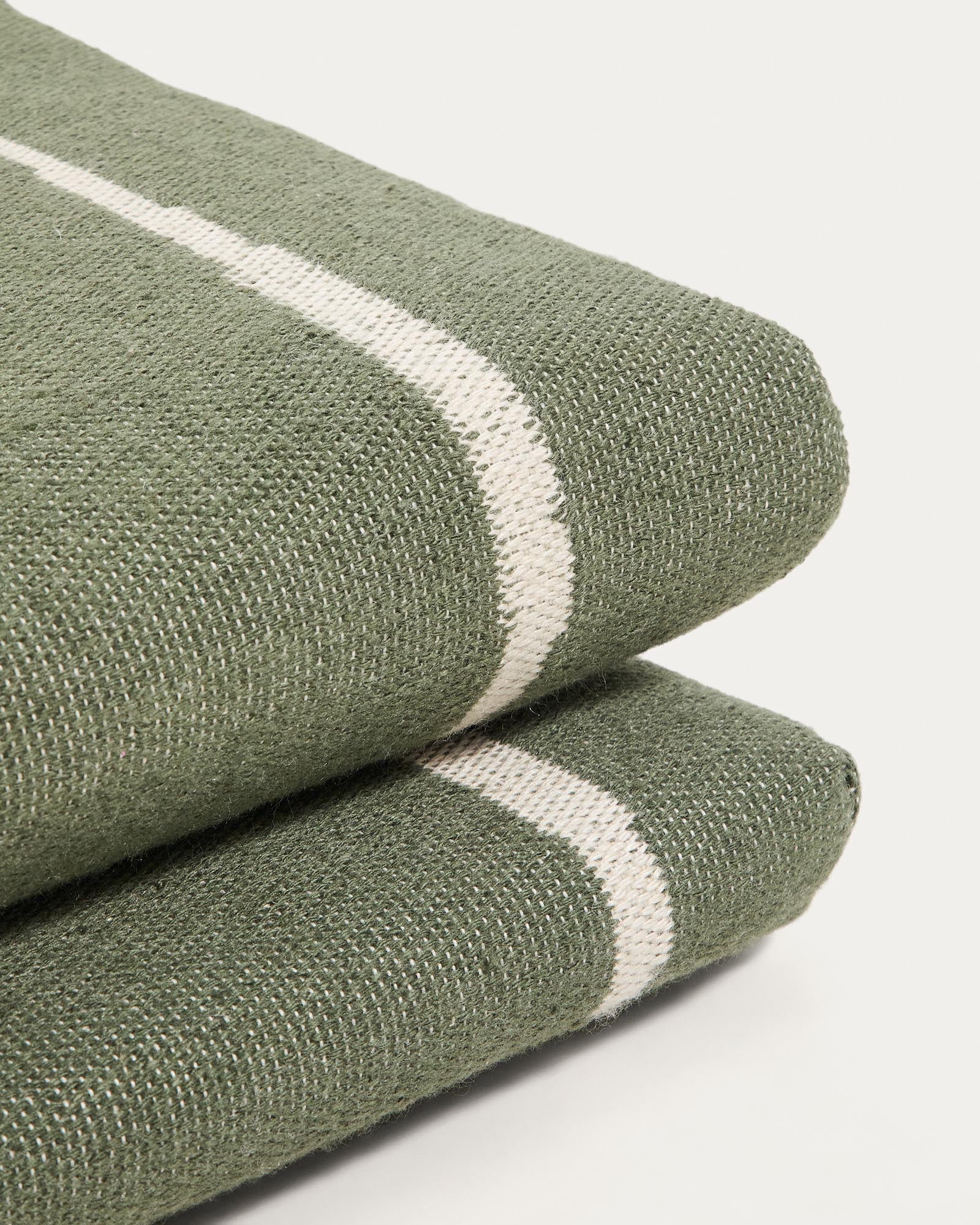 Stylisches Sonnenliegekissen Daila in lebhaftem Grün mit modernem Ikat-Muster, aus 100% PET, ideal für Gartenliegen, Maße 50 x 175 cm.