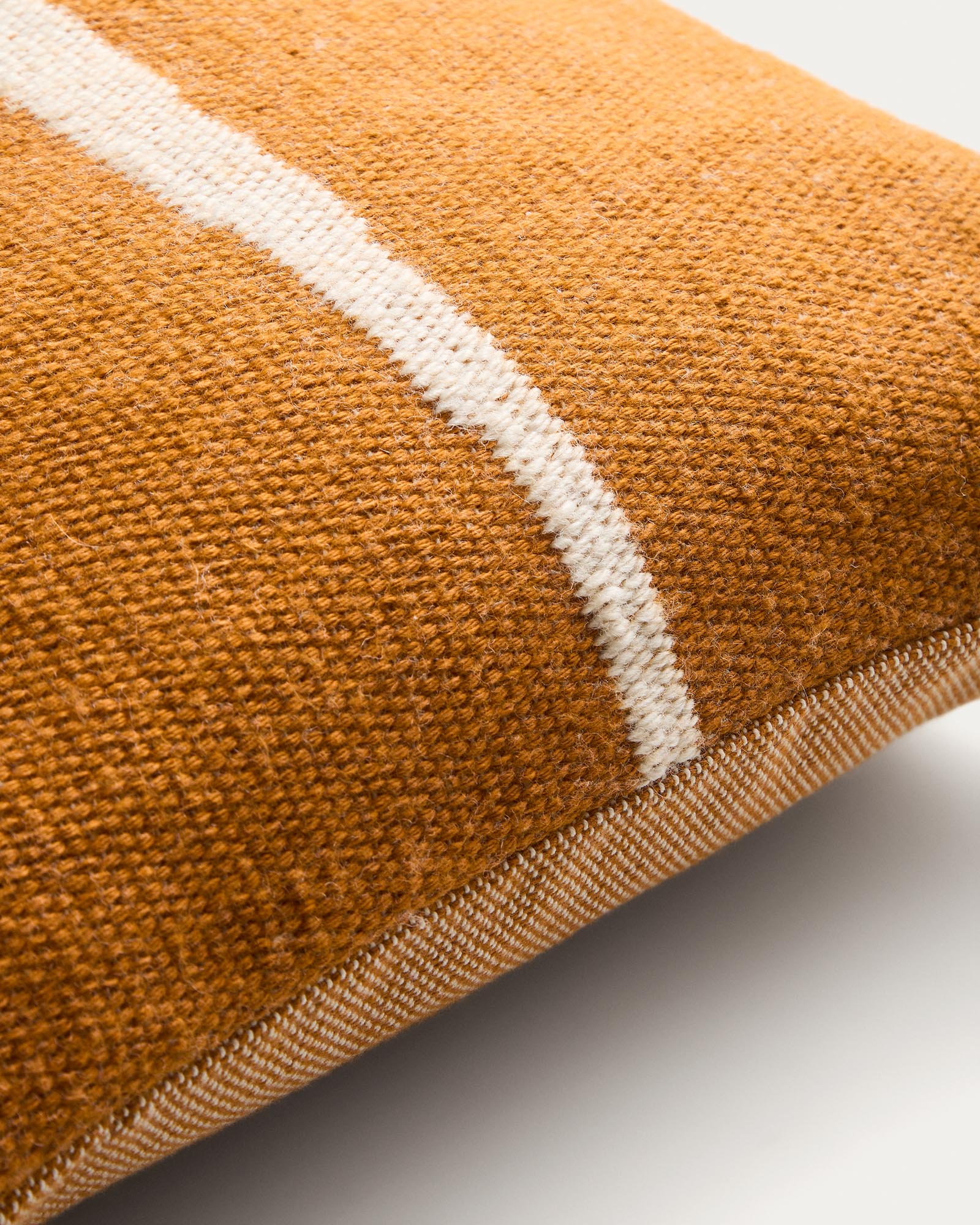Kissenbezug Daila in leuchtendem Orange mit modernem Ikat-Muster, ideal für Gartenmöbel, 50 x 50 cm, aus nachhaltigem PET hergestellt.