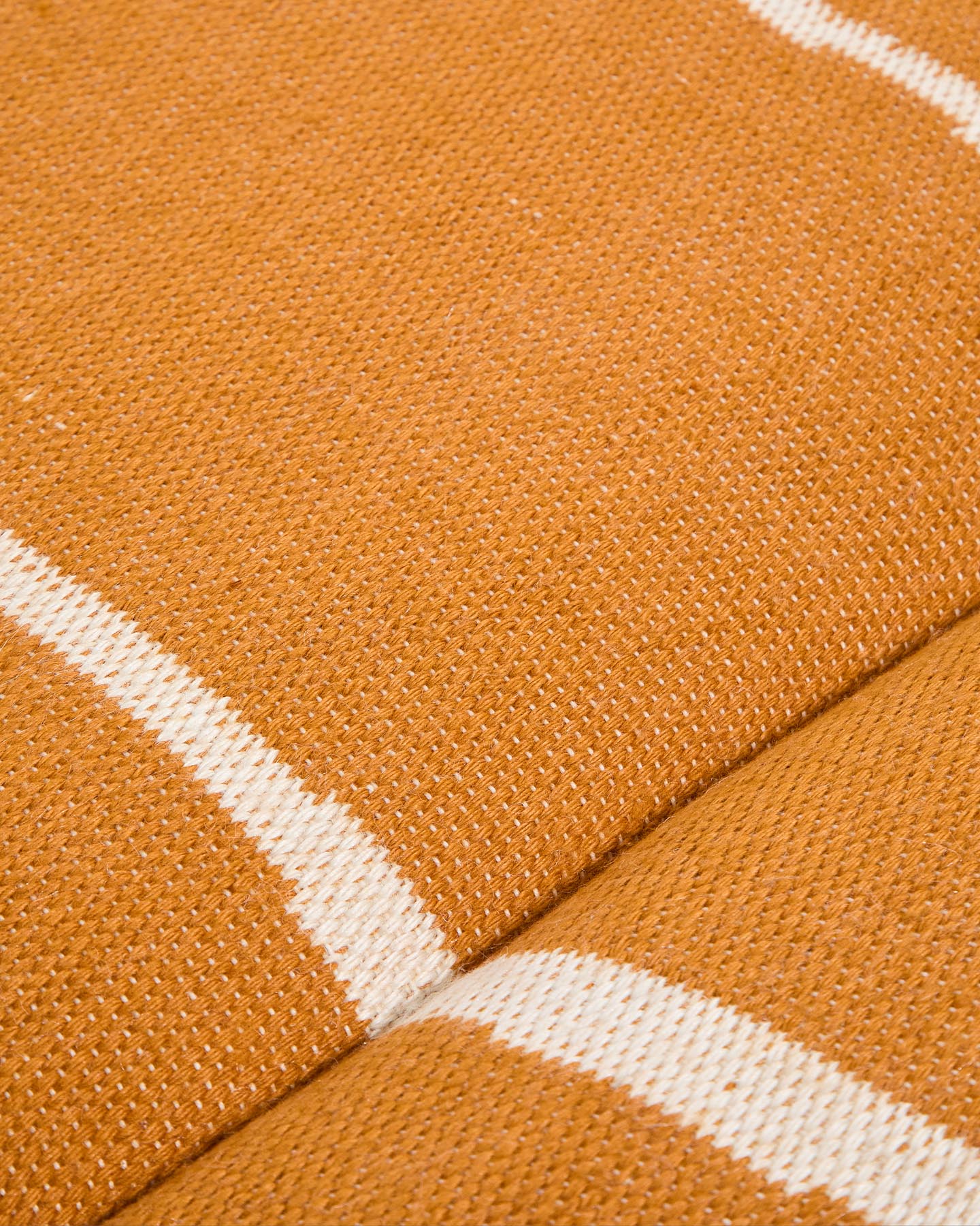 Sonnenliegekissen Daila mit Ikat-Muster 100 % PET orange 50 x 175 cm in Orange präsentiert im Onlineshop von KAQTU Design AG. Sitzkissen ist von Kave Home
