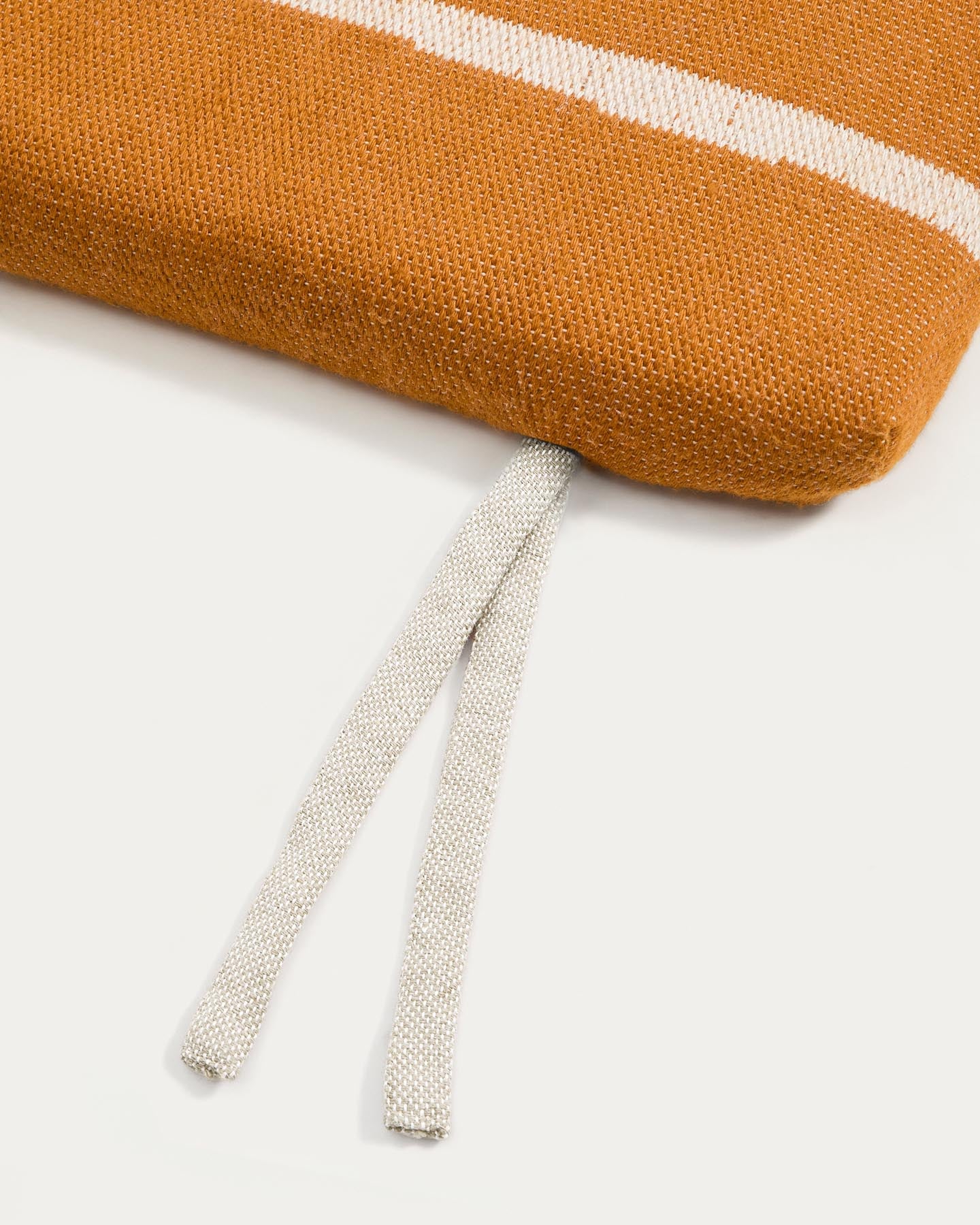 Sonnenliegekissen Daila mit Ikat-Muster 100 % PET orange 50 x 175 cm in Orange präsentiert im Onlineshop von KAQTU Design AG. Sitzkissen ist von Kave Home