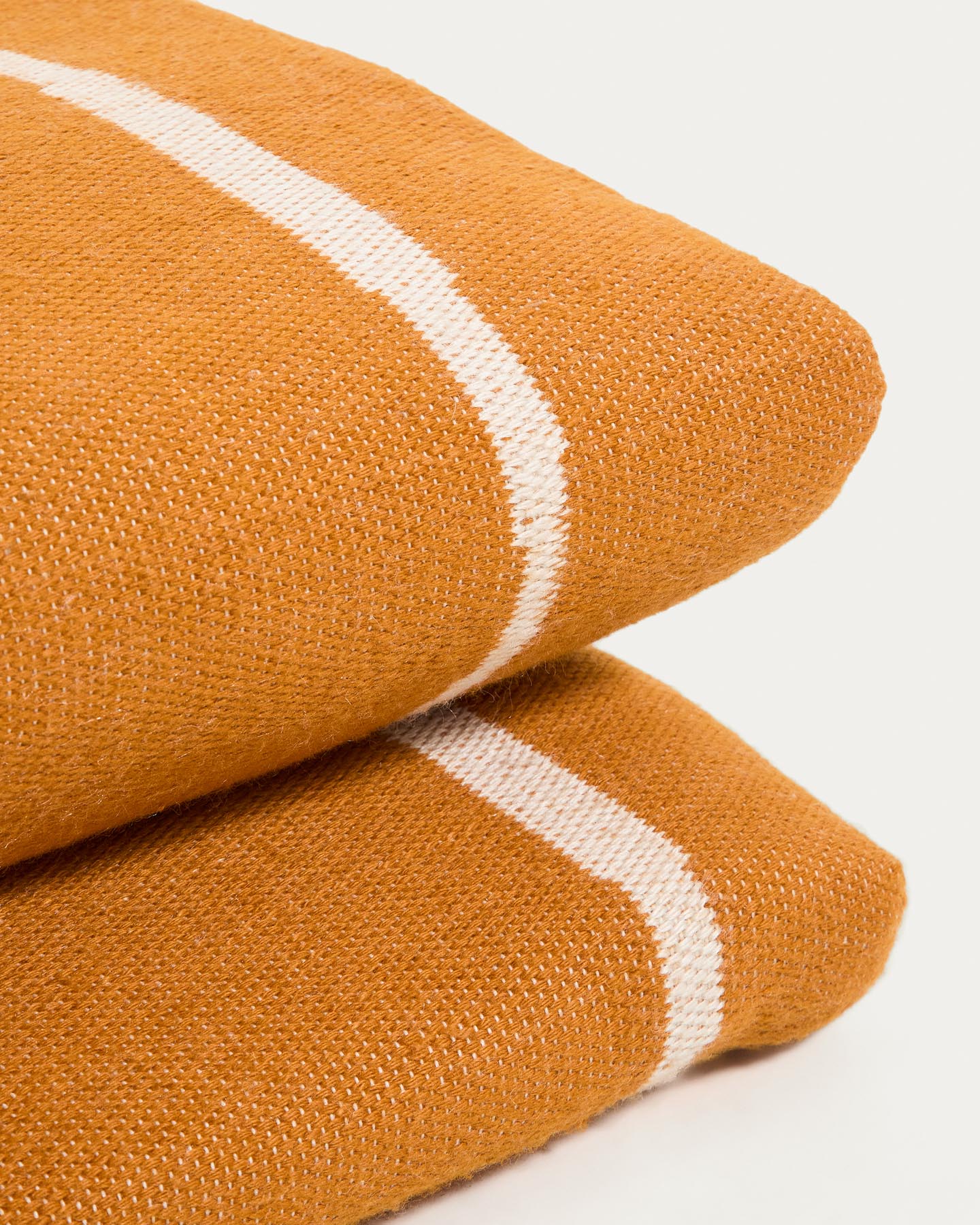 Sonnenliegekissen Daila mit Ikat-Muster 100 % PET orange 50 x 175 cm in Orange präsentiert im Onlineshop von KAQTU Design AG. Sitzkissen ist von Kave Home