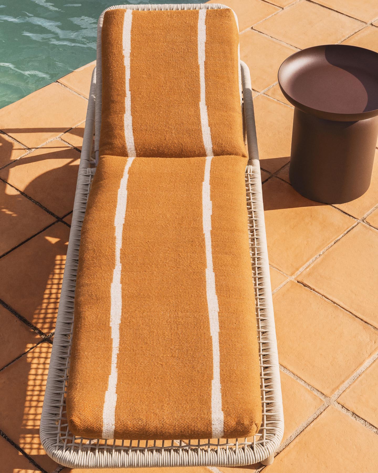 Sonnenliegekissen Daila mit Ikat-Muster 100 % PET orange 50 x 175 cm in Orange präsentiert im Onlineshop von KAQTU Design AG. Sitzkissen ist von Kave Home