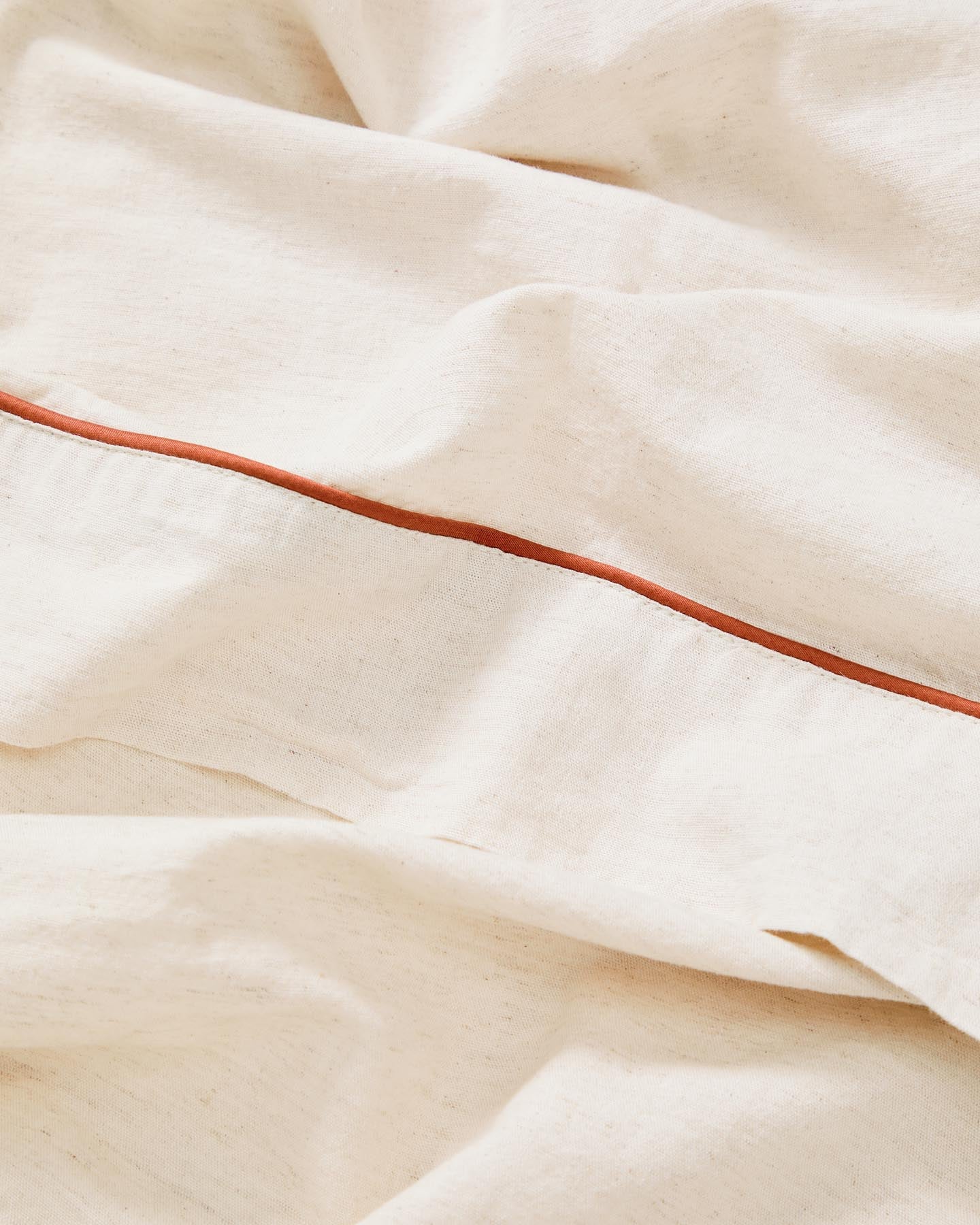 Oberlaken Virelda aus Baumwolle und Leinen mit kontrastierender Ziernaht für ein 90-cm-Bett in Ecru präsentiert im Onlineshop von KAQTU Design AG. Bettwäsche ist von Kave Home