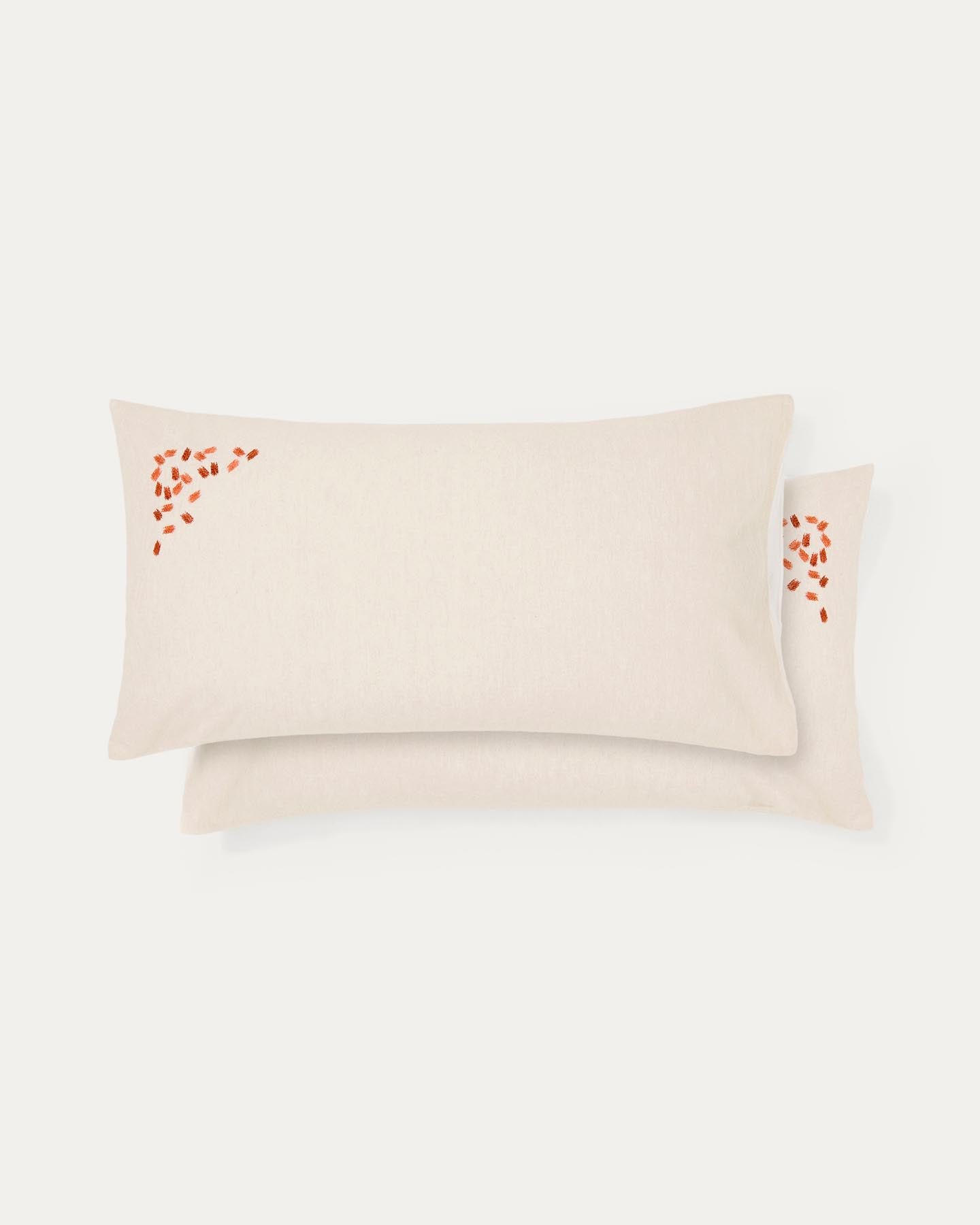 Set Virelda aus zwei Kopfkissenbezügen aus beiger Baumwolle und Leinen mit Stickerei, 50 x 80 cm in Ecru präsentiert im Onlineshop von KAQTU Design AG. Bettwäsche ist von Kave Home