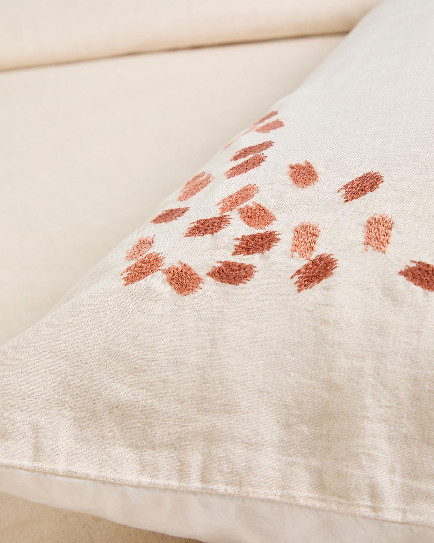Set Virelda aus zwei Kopfkissenbezügen aus beiger Baumwolle und Leinen mit Stickerei, 65 x 65 cm in Ecru präsentiert im Onlineshop von KAQTU Design AG. Bettwäsche ist von Kave Home
