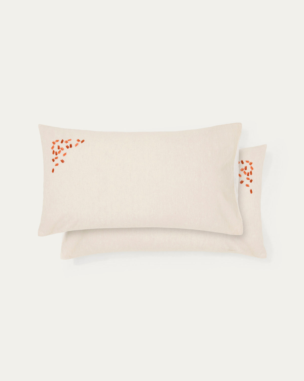 Set Virelda aus zwei Kopfkissenbezügen aus beiger Baumwolle und Leinen mit Stickerei, 50 x 70 cm in Ecru präsentiert im Onlineshop von KAQTU Design AG. Bettwäsche ist von Kave Home