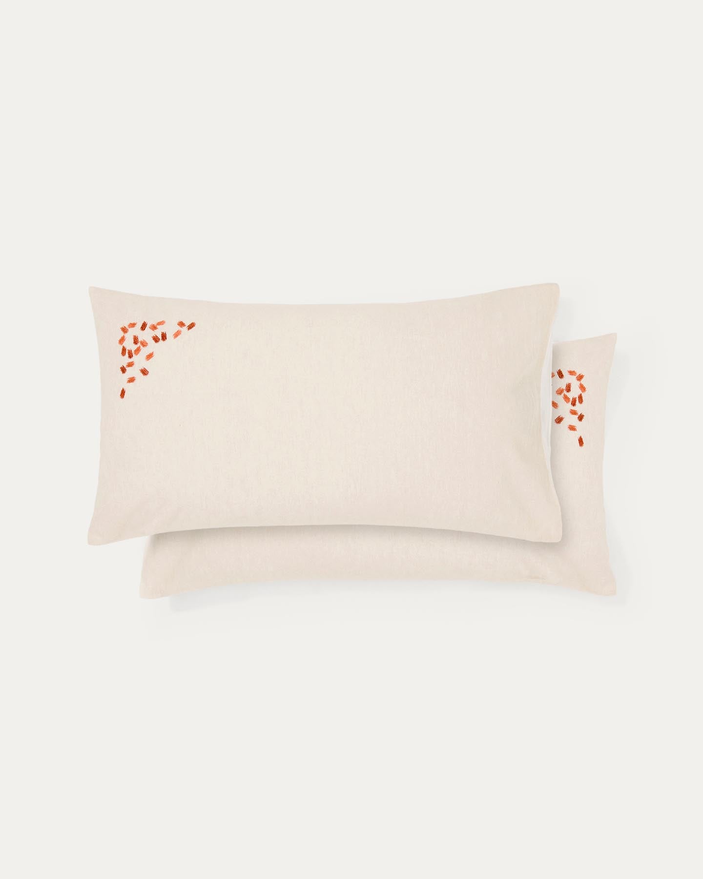 Set Virelda aus zwei Kopfkissenbezügen aus beiger Baumwolle und Leinen mit Stickerei, 50 x 70 cm in Ecru präsentiert im Onlineshop von KAQTU Design AG. Bettwäsche ist von Kave Home