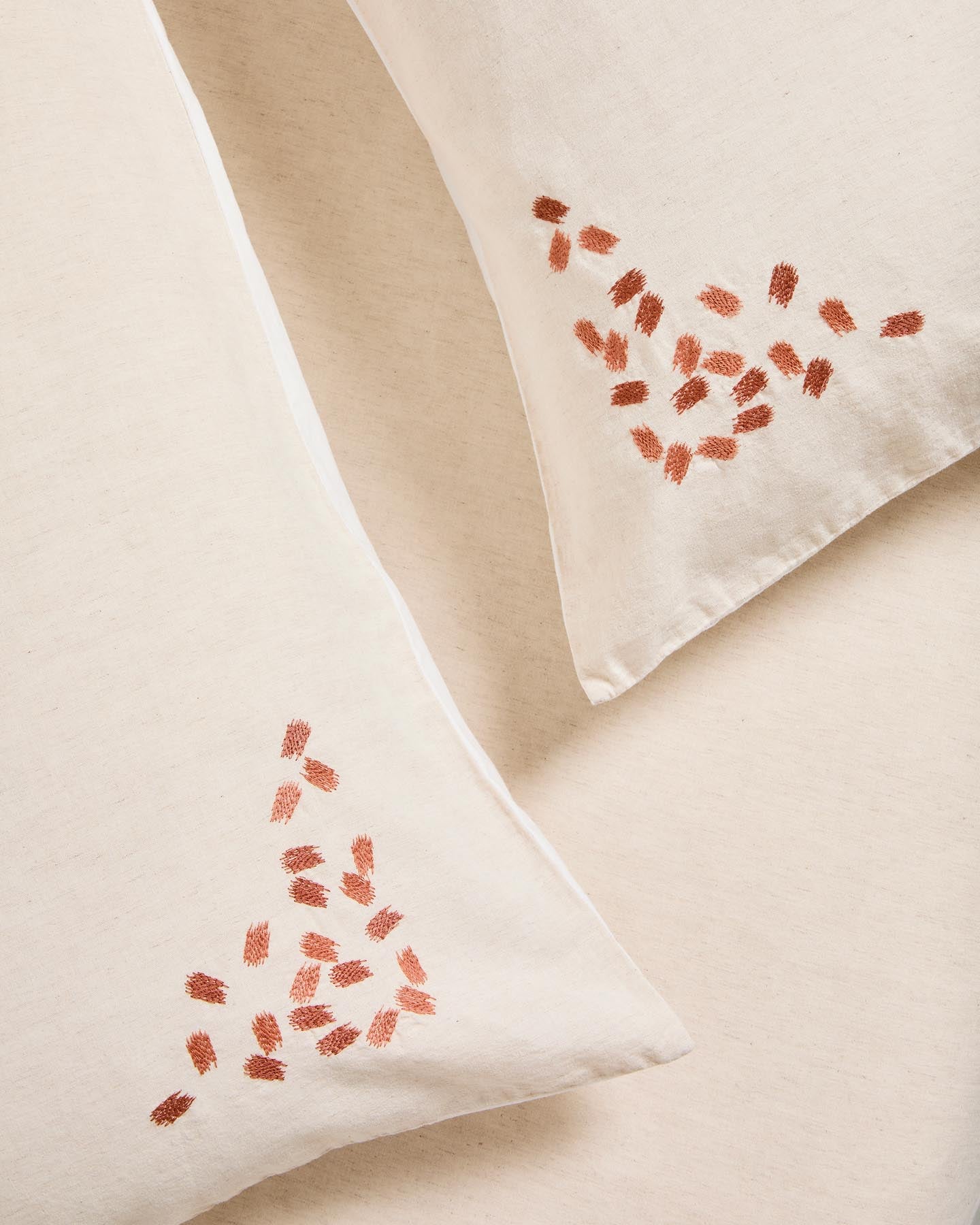 Set Virelda aus zwei Kopfkissenbezügen aus beiger Baumwolle und Leinen mit Stickerei, 50 x 70 cm in Ecru präsentiert im Onlineshop von KAQTU Design AG. Bettwäsche ist von Kave Home