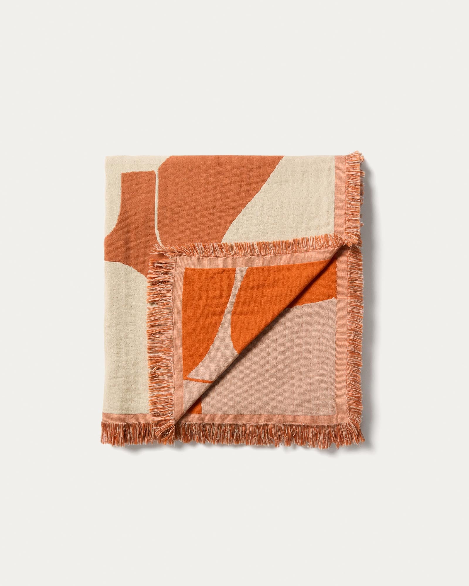 Wendedecke Niore aus 100 % Baumwolle in Orange und Beige 130 x 170 cm in Mehrfarbig präsentiert im Onlineshop von KAQTU Design AG. Wolldecke ist von Kave Home