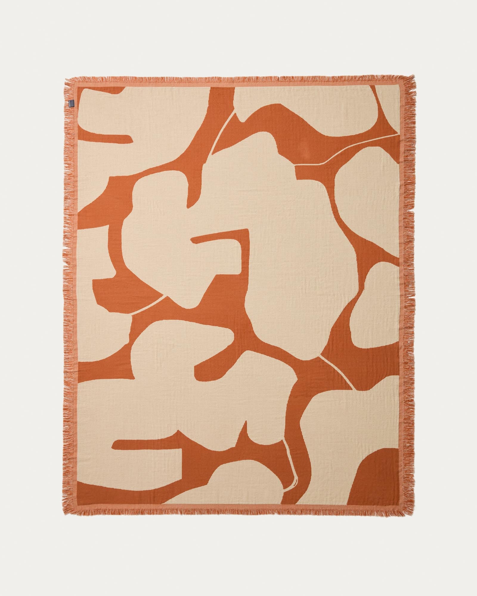 Wendedecke Niore aus 100 % Baumwolle in Orange und Beige 130 x 170 cm in Mehrfarbig präsentiert im Onlineshop von KAQTU Design AG. Wolldecke ist von Kave Home