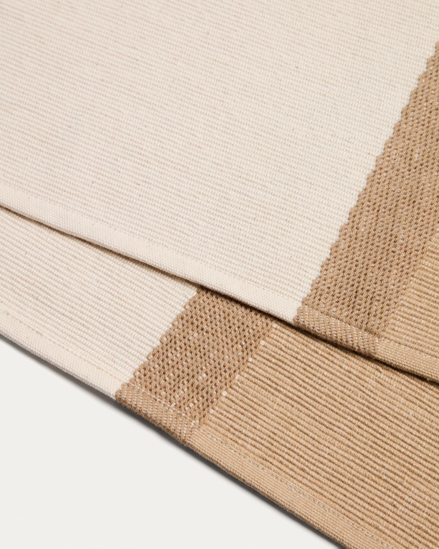 Tischläufer Tari aus 100% Baumwolle beige 50 x 150 cm in Beige präsentiert im Onlineshop von KAQTU Design AG. Tischtuch ist von Kave Home