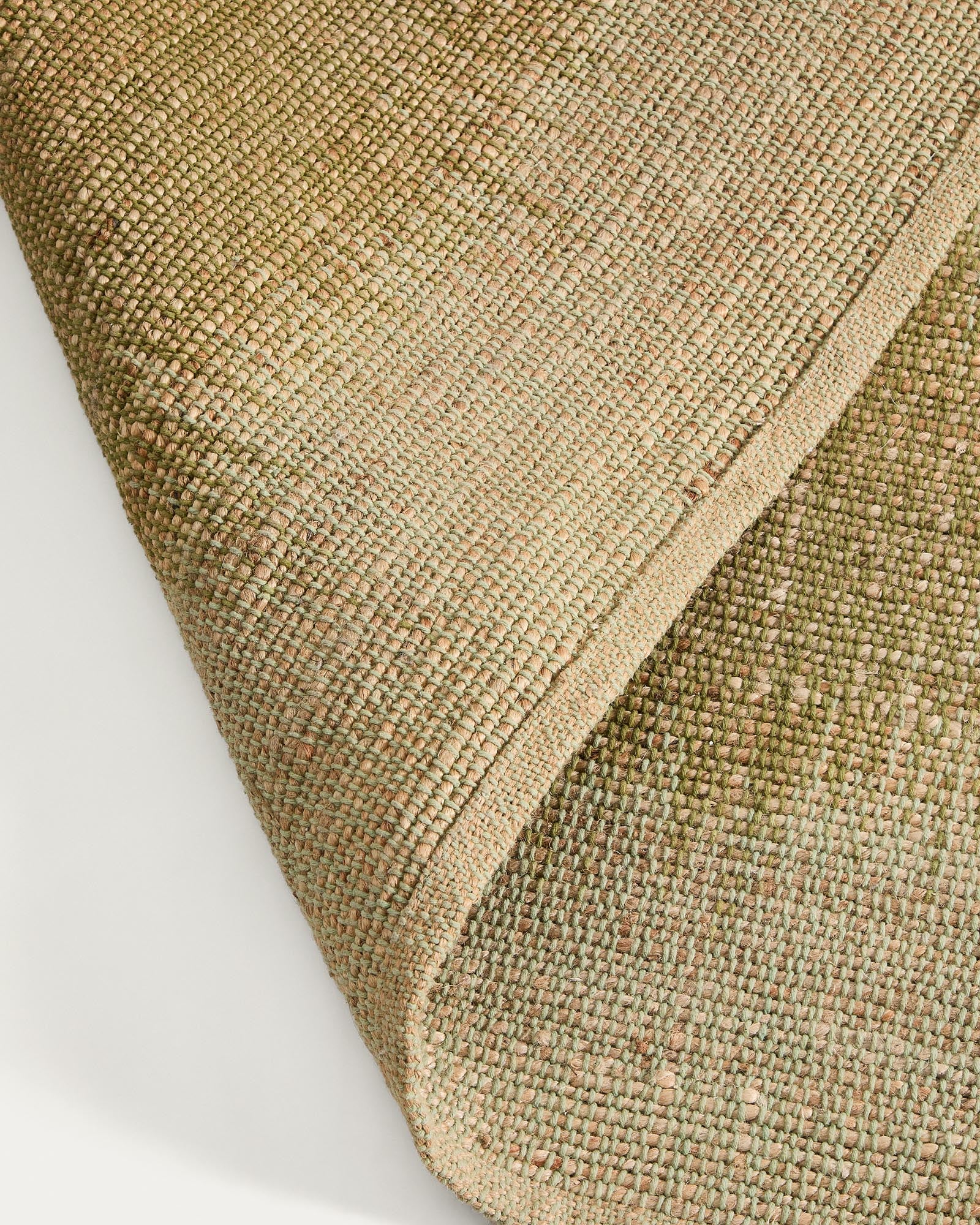 Eleganter Jute-Teppich Lirmo in grün, 160 x 230 cm, perfekt für den Außenbereich und zur Verschönerung von Garten und Terrasse.