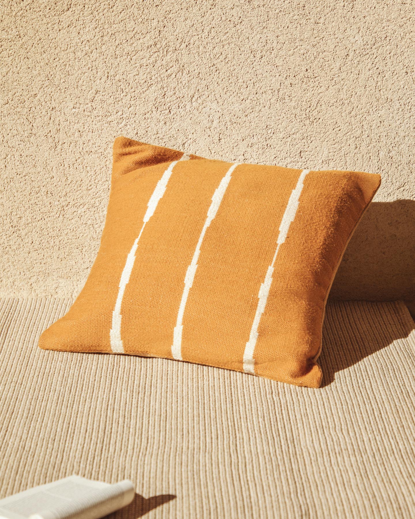 Orangefarbene Daila-Hülle für Bodenkissen aus 100 % PET mit Ikat-Muster 70 x 70 cm in Orange präsentiert im Onlineshop von KAQTU Design AG. Deko Kissenbezug ist von Kave Home