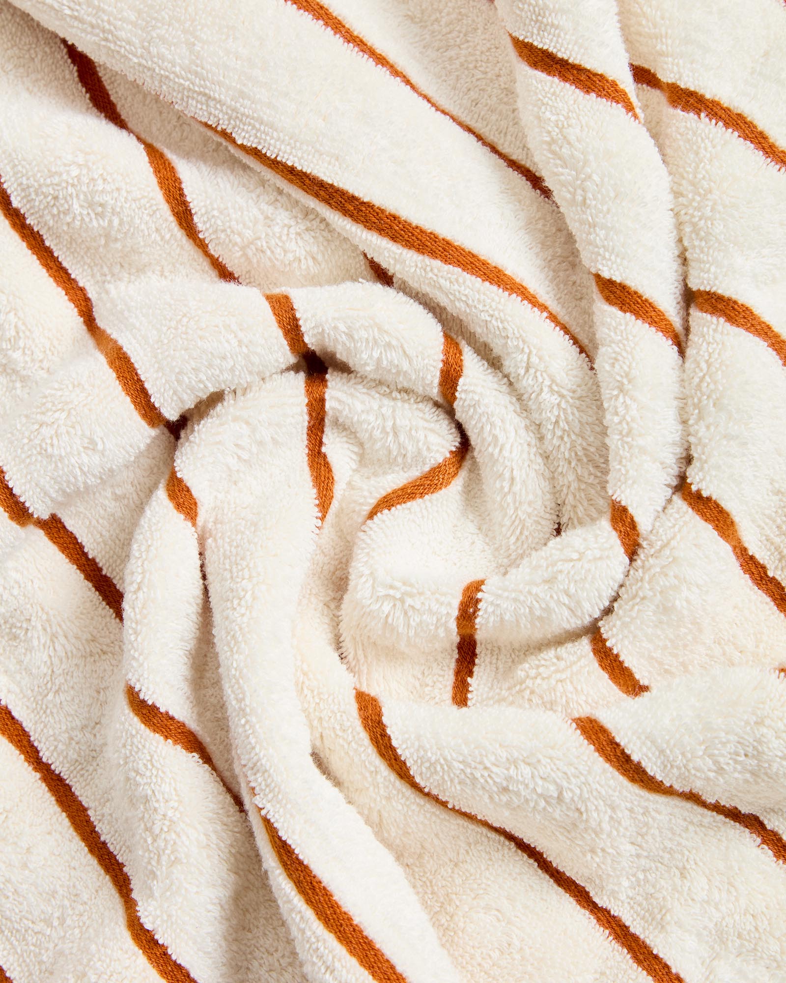 Handtuch Dorane aus 100 % Baumwolle mit orangefarbenen Streifen 50 x 90 cm in Orange präsentiert im Onlineshop von KAQTU Design AG. Handtuch ist von Kave Home