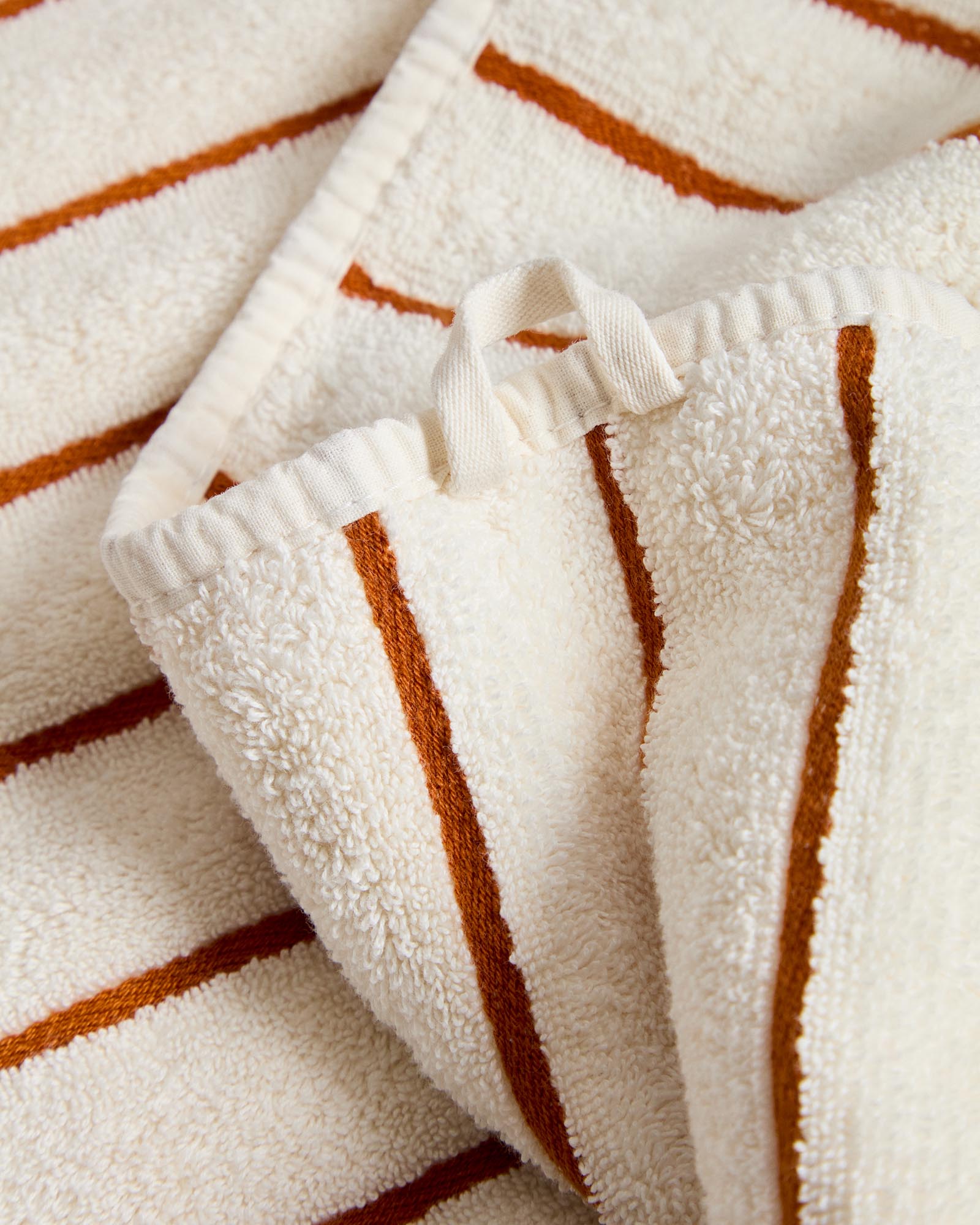 Handtuch Dorane aus 100 % Baumwolle mit orangefarbenen Streifen 50 x 90 cm in Orange präsentiert im Onlineshop von KAQTU Design AG. Handtuch ist von Kave Home