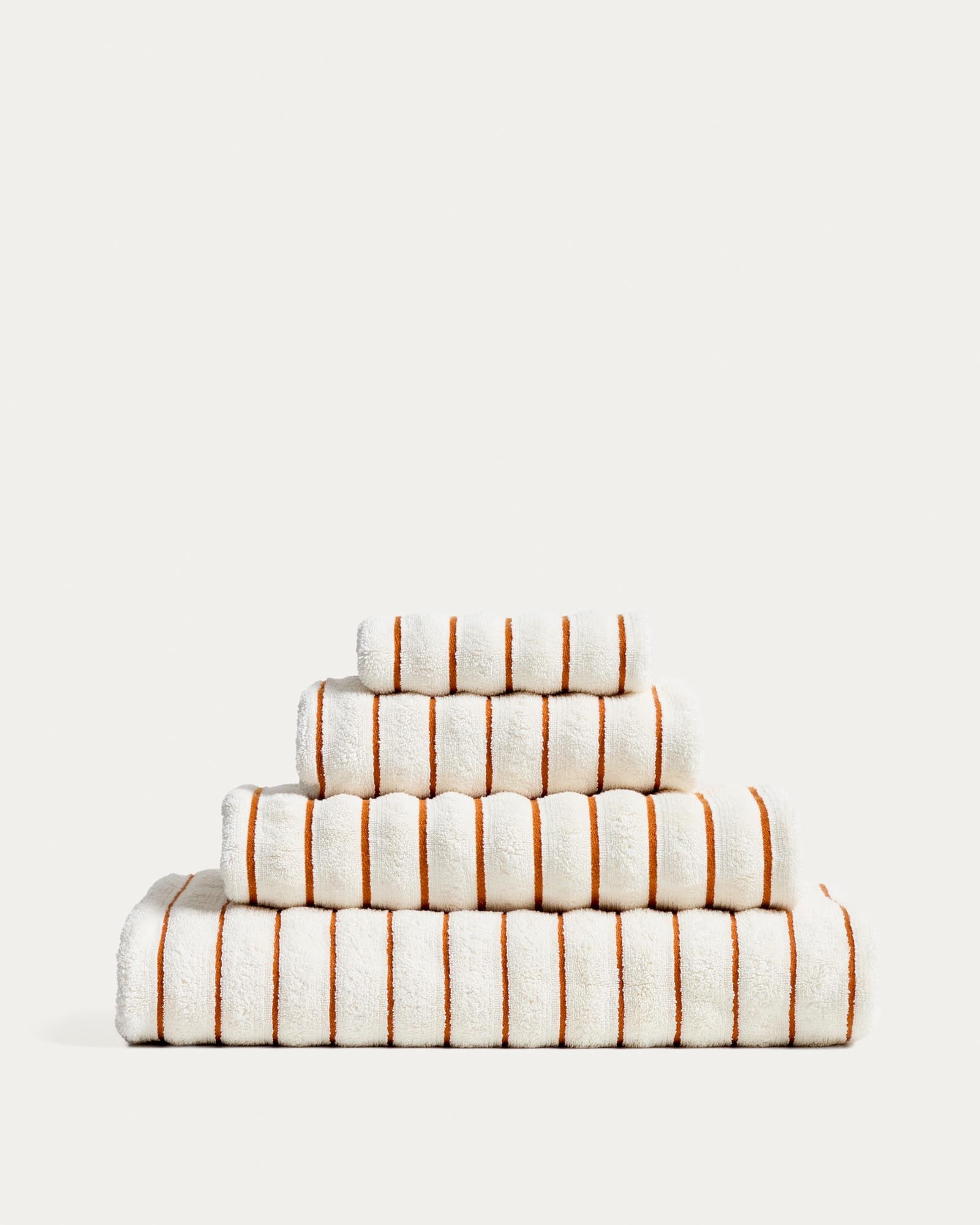 Handtuch Dorane aus 100 % Baumwolle mit orangefarbenen Streifen 50 x 90 cm in Orange präsentiert im Onlineshop von KAQTU Design AG. Handtuch ist von Kave Home