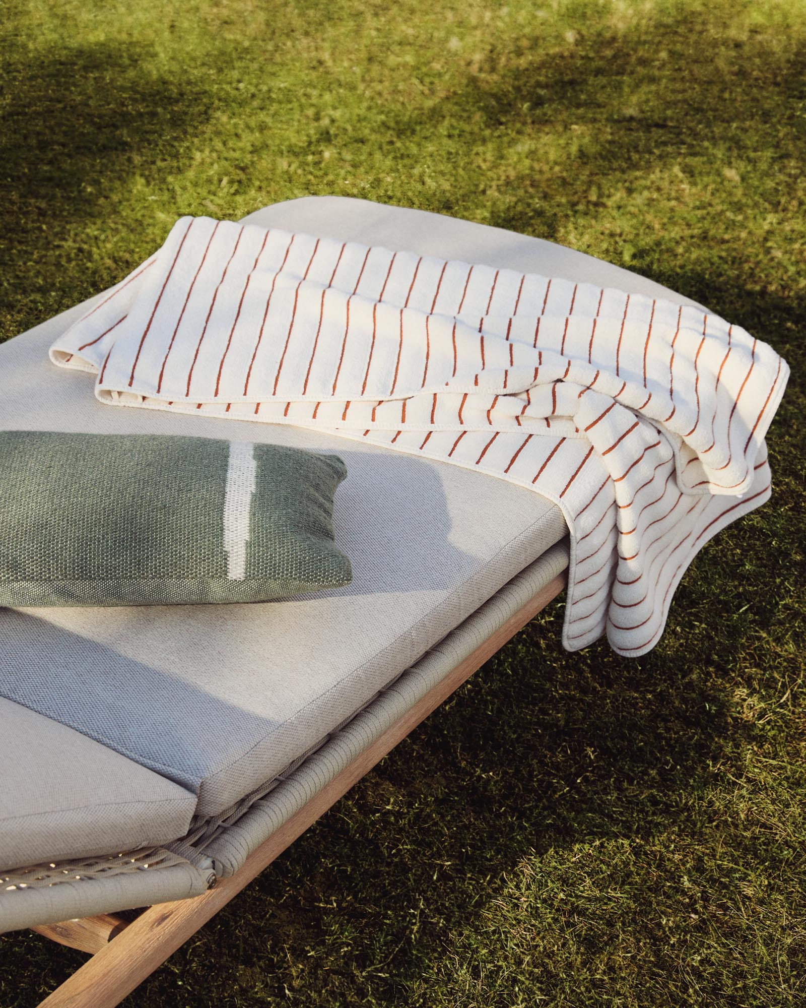 Handtuch Dorane aus 100 % Baumwolle mit orangefarbenen Streifen 100 x 150 cm in Orange präsentiert im Onlineshop von KAQTU Design AG. Handtuch ist von Kave Home