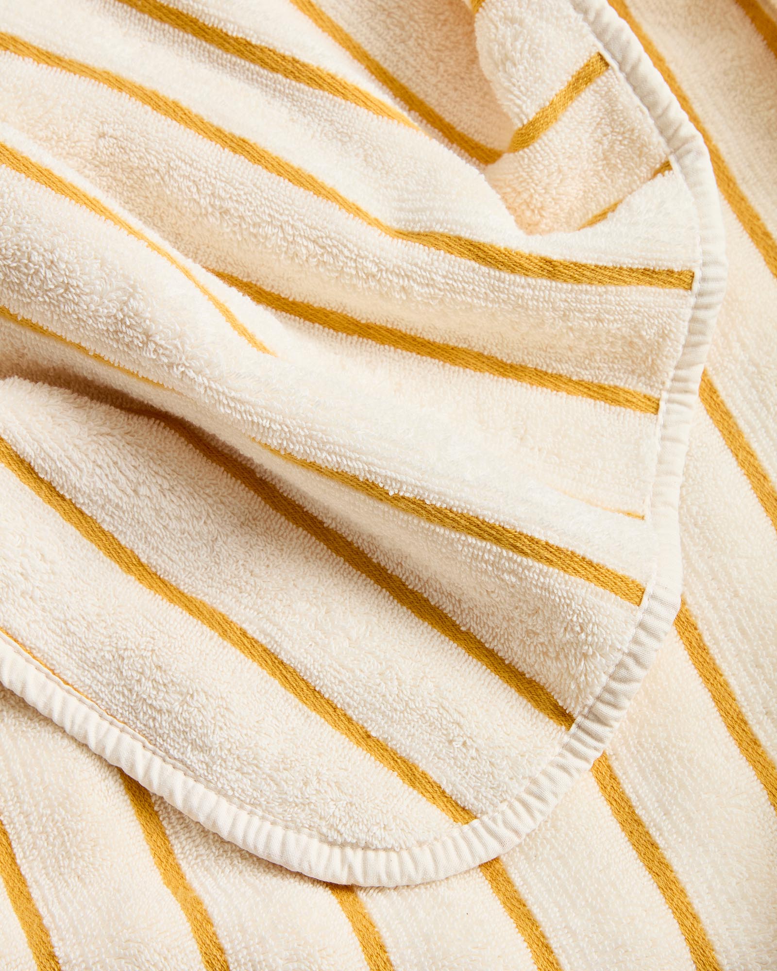 Handtuch Dorane aus 100 % Baumwolle mit gelben Streifen 70 x 140 cm in Gelb präsentiert im Onlineshop von KAQTU Design AG. Handtuch ist von Kave Home