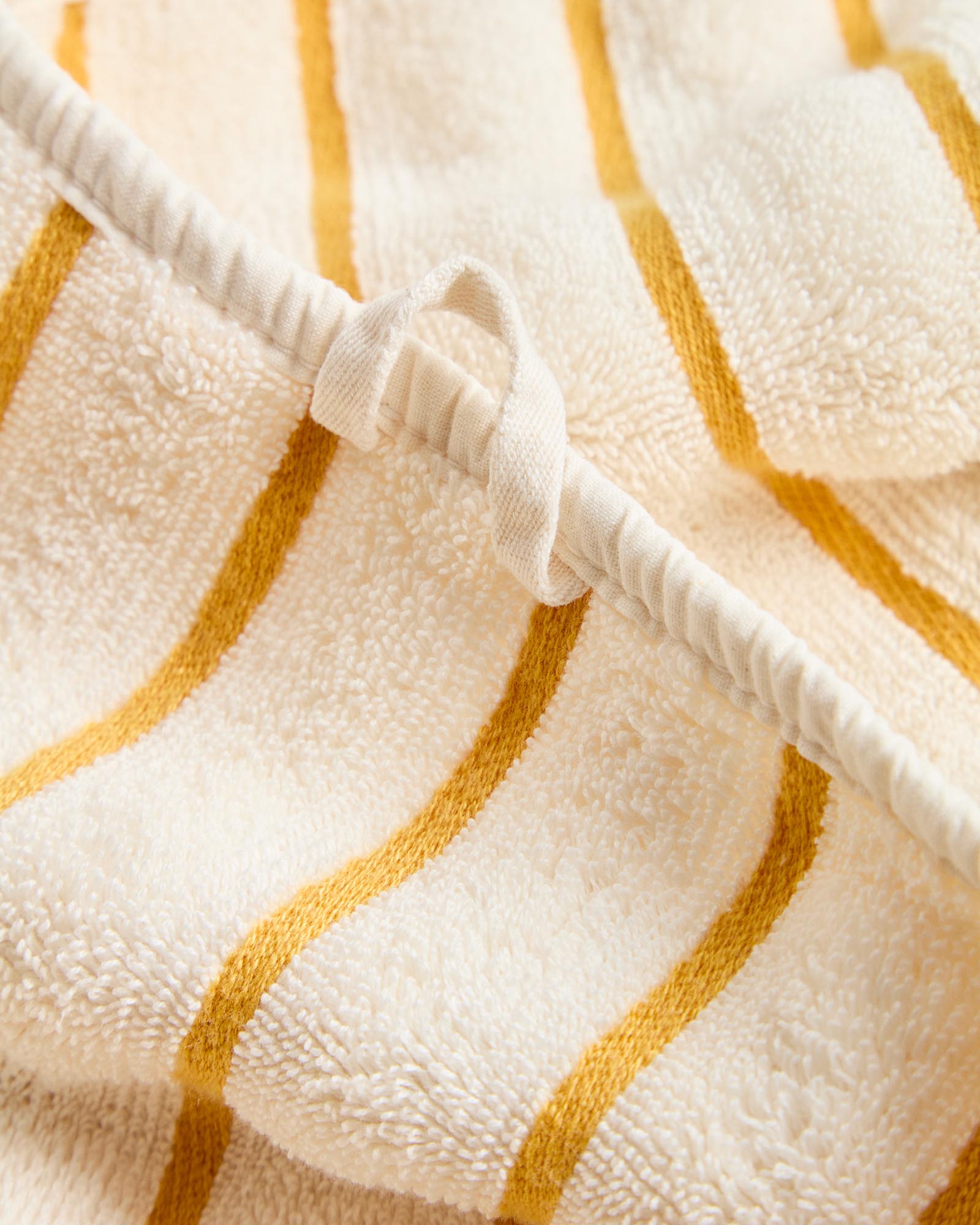 Handtuch Dorane aus 100 % Baumwolle mit gelben Streifen 70 x 140 cm in Gelb präsentiert im Onlineshop von KAQTU Design AG. Handtuch ist von Kave Home