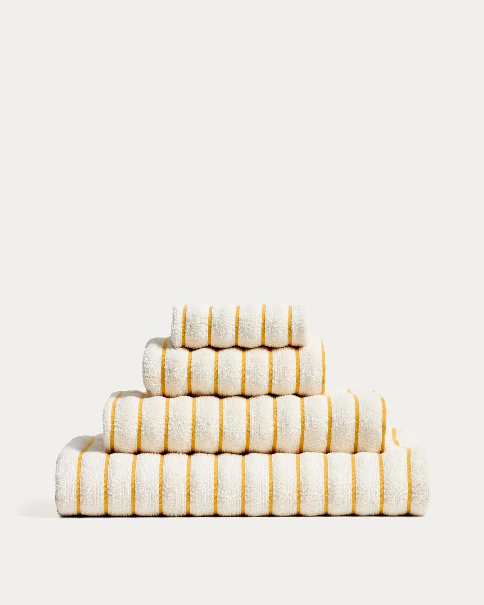 Handtuch Dorane aus 100 % Baumwolle mit gelben Streifen 70 x 140 cm in Gelb präsentiert im Onlineshop von KAQTU Design AG. Handtuch ist von Kave Home