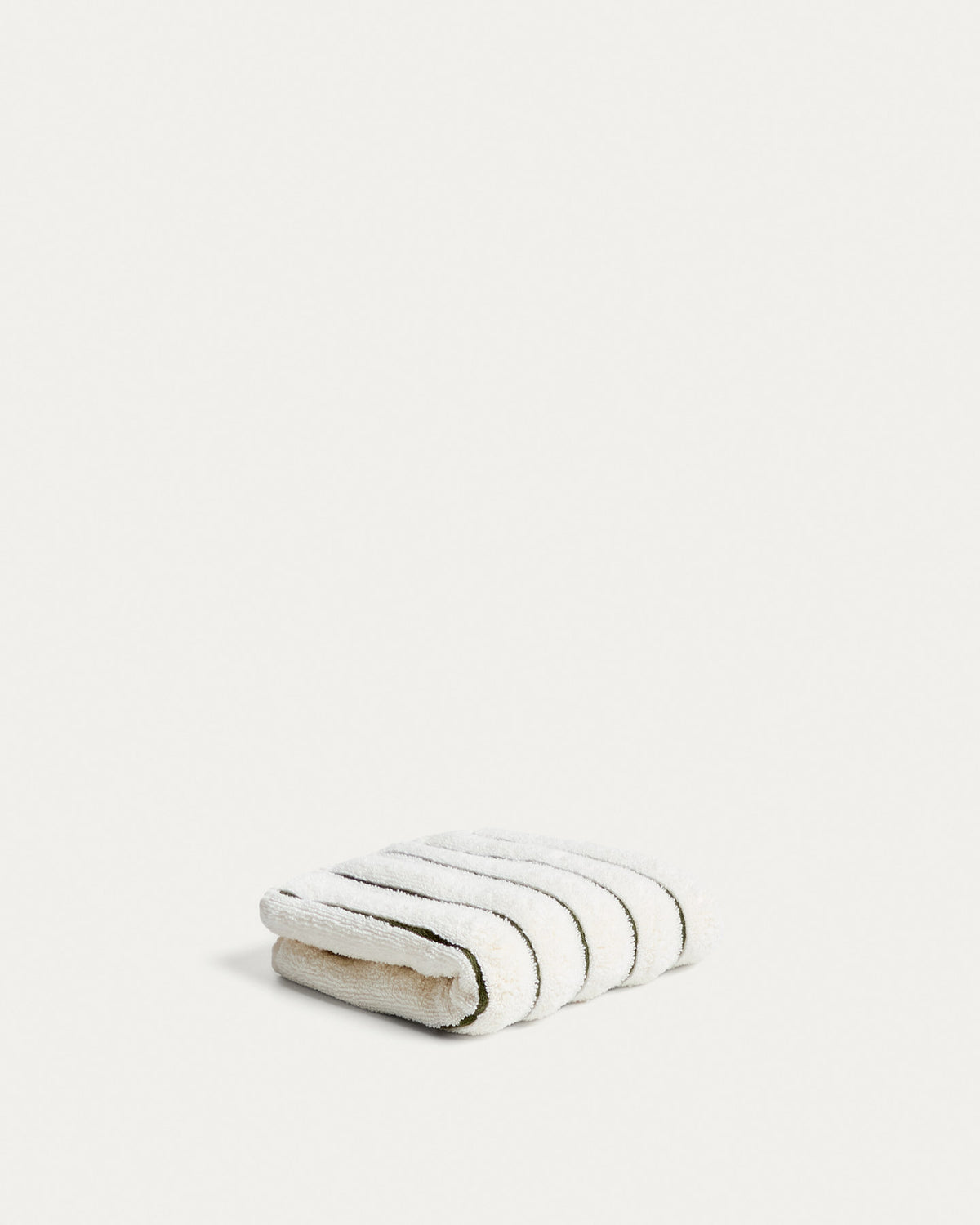 Handtuch Dorane aus 100 % Baumwolle mit grünen Streifen 30 x 50 cm in Grün, Beige präsentiert im Onlineshop von KAQTU Design AG. Handtuch ist von Kave Home