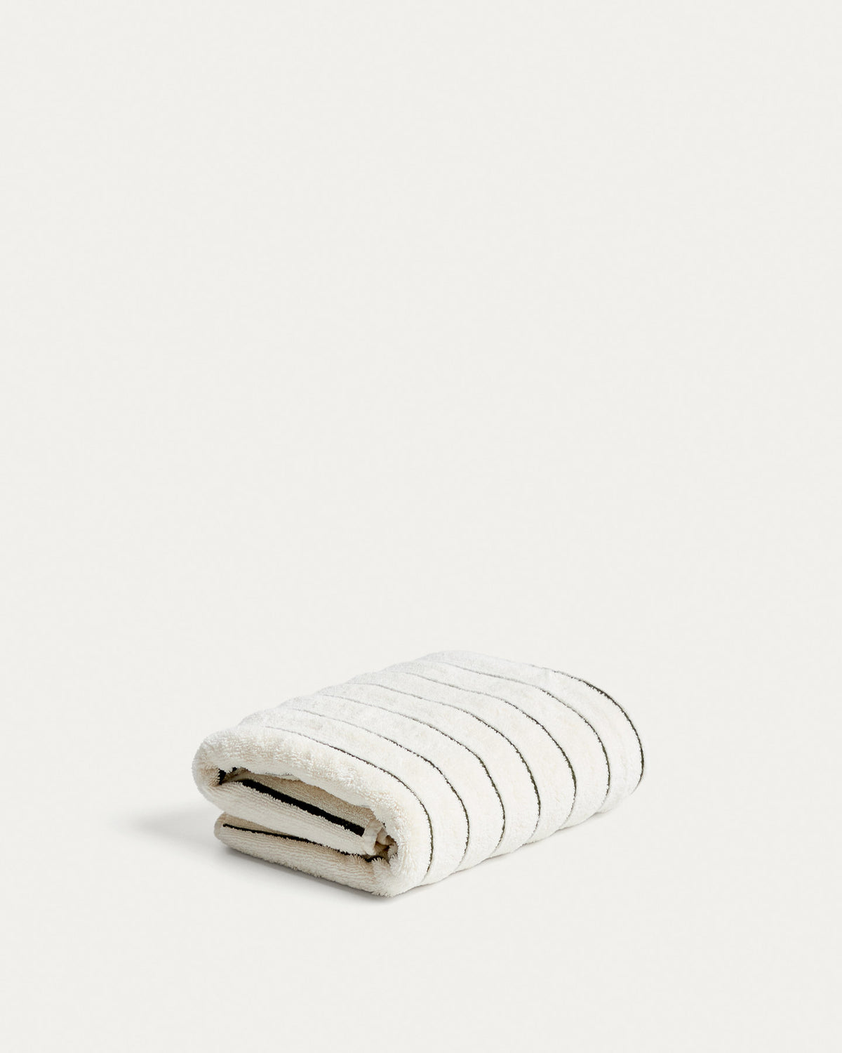Handtuch Dorane aus 100 % Baumwolle mit grünen Streifen 50 x 90 cm in Grün, Beige präsentiert im Onlineshop von KAQTU Design AG. Handtuch ist von Kave Home
