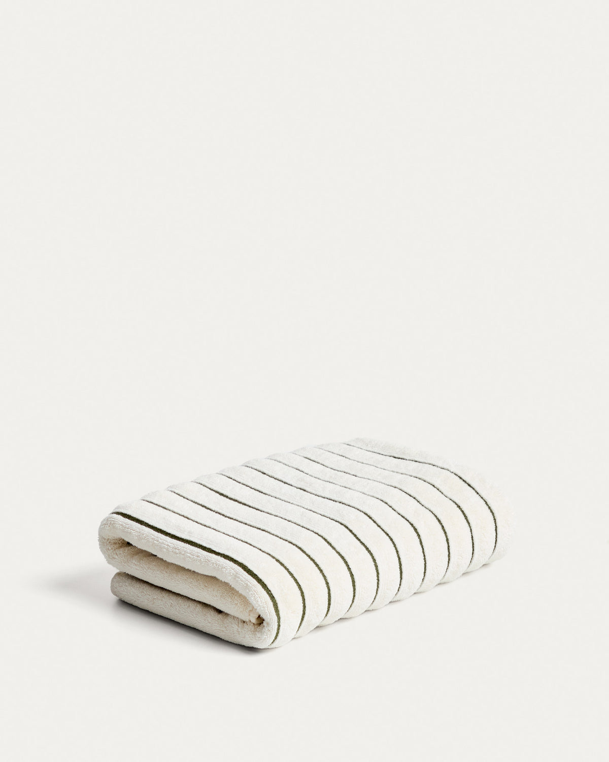 Handtuch Dorane aus 100 % Baumwolle mit grünen Streifen 70 x 140 cm in Grün, Beige präsentiert im Onlineshop von KAQTU Design AG. Handtuch ist von Kave Home