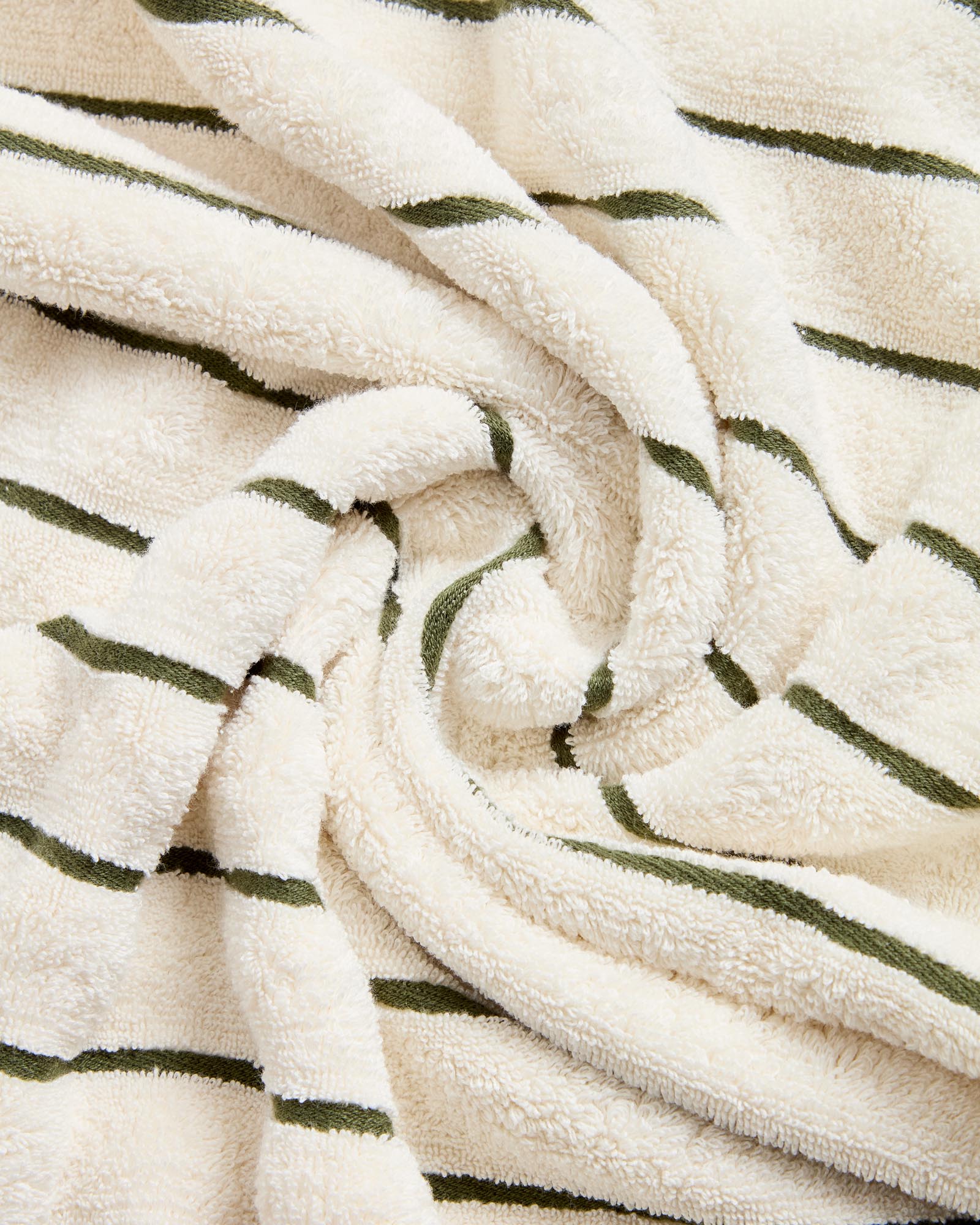 Handtuch Dorane aus 100 % Baumwolle mit grünen Streifen 100 x 150 cm in Grün präsentiert im Onlineshop von KAQTU Design AG. Handtuch ist von Kave Home