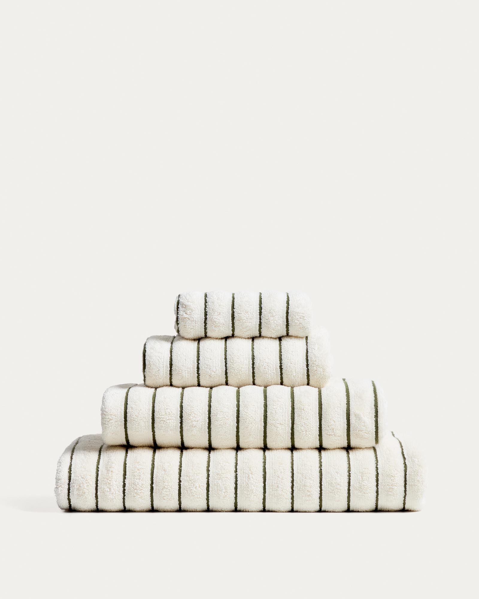 Handtuch Dorane aus 100 % Baumwolle mit grünen Streifen 100 x 150 cm in Grün präsentiert im Onlineshop von KAQTU Design AG. Handtuch ist von Kave Home