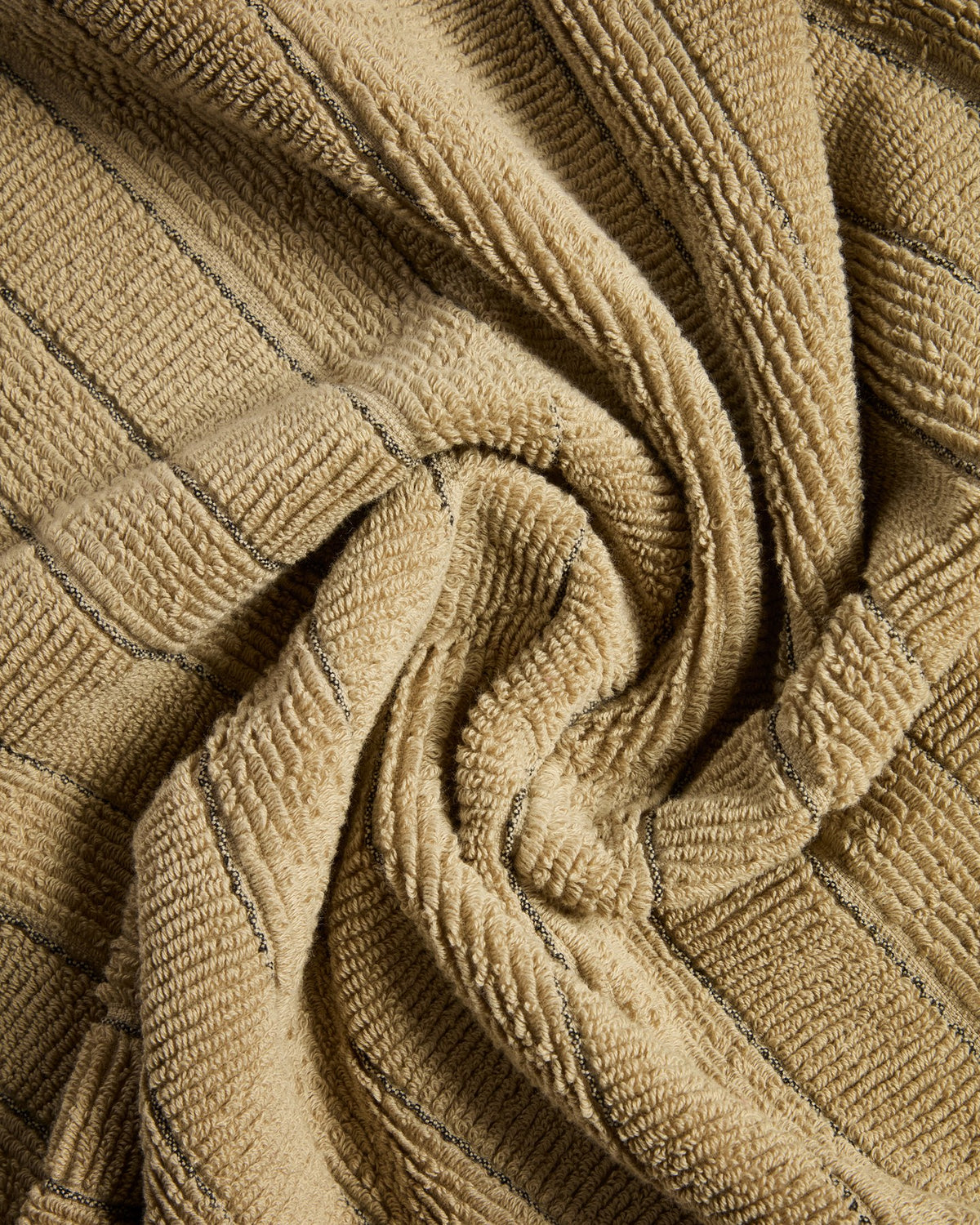 Grünes Toilettenhandtuch aus 100 % Baumwolle mit Jacquard-Gewebe und Streifenoptik, Format 30 x 50 cm.