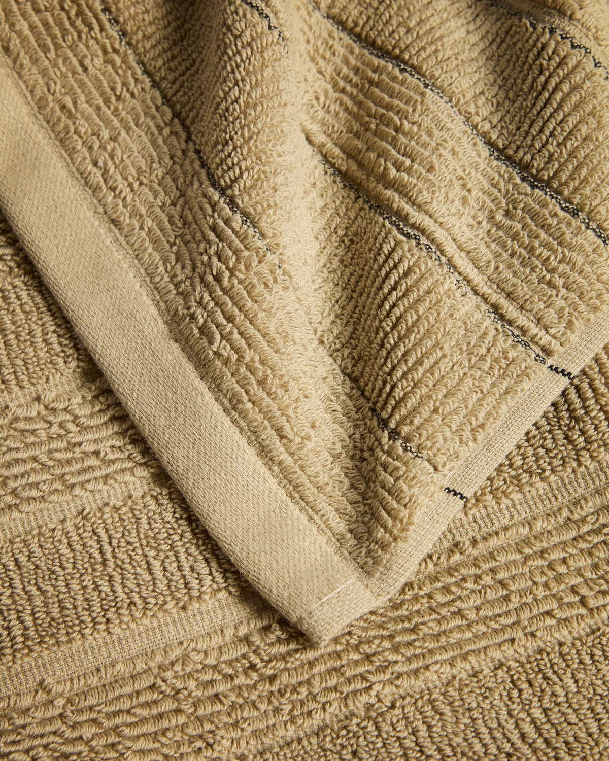 Grünes Toilettenhandtuch aus 100 % Baumwolle mit Jacquard-Gewebe und Streifenoptik, Format 30 x 50 cm.