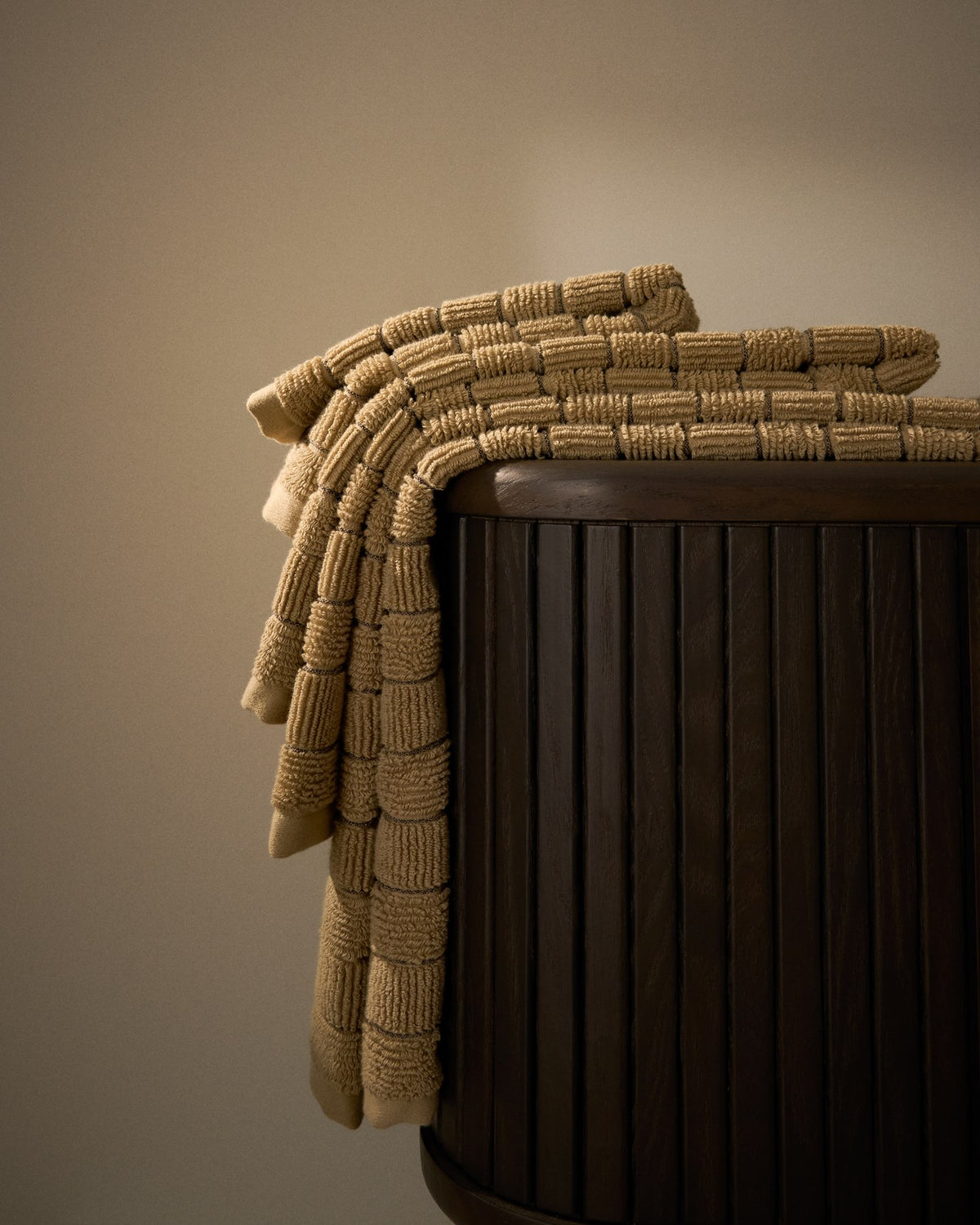 Grünes Toilettenhandtuch aus 100 % Baumwolle mit Jacquard-Gewebe und Streifenoptik, Format 30 x 50 cm.