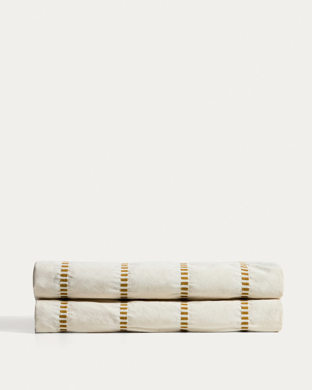 Tagesdecke Lidala aus 100 % Baumwolljacquard mit senfgelben Streifen für 90/135-cm-Betten in Senfgelb präsentiert im Onlineshop von KAQTU Design AG. Bettwäsche ist von Kave Home