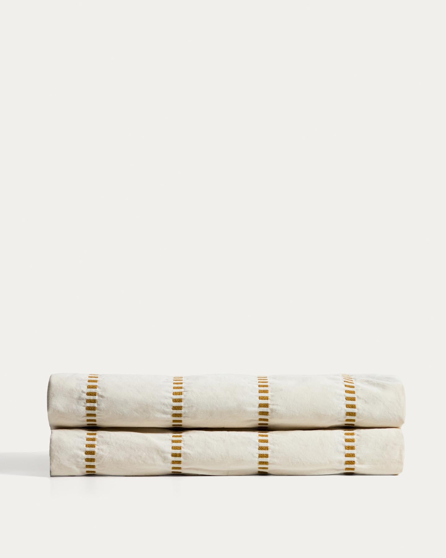 Tagesdecke Lidala aus 100 % Baumwolljacquard mit senfgelben Streifen für 150/160-cm-Betten in Senfgelb präsentiert im Onlineshop von KAQTU Design AG. Bettwäsche ist von Kave Home