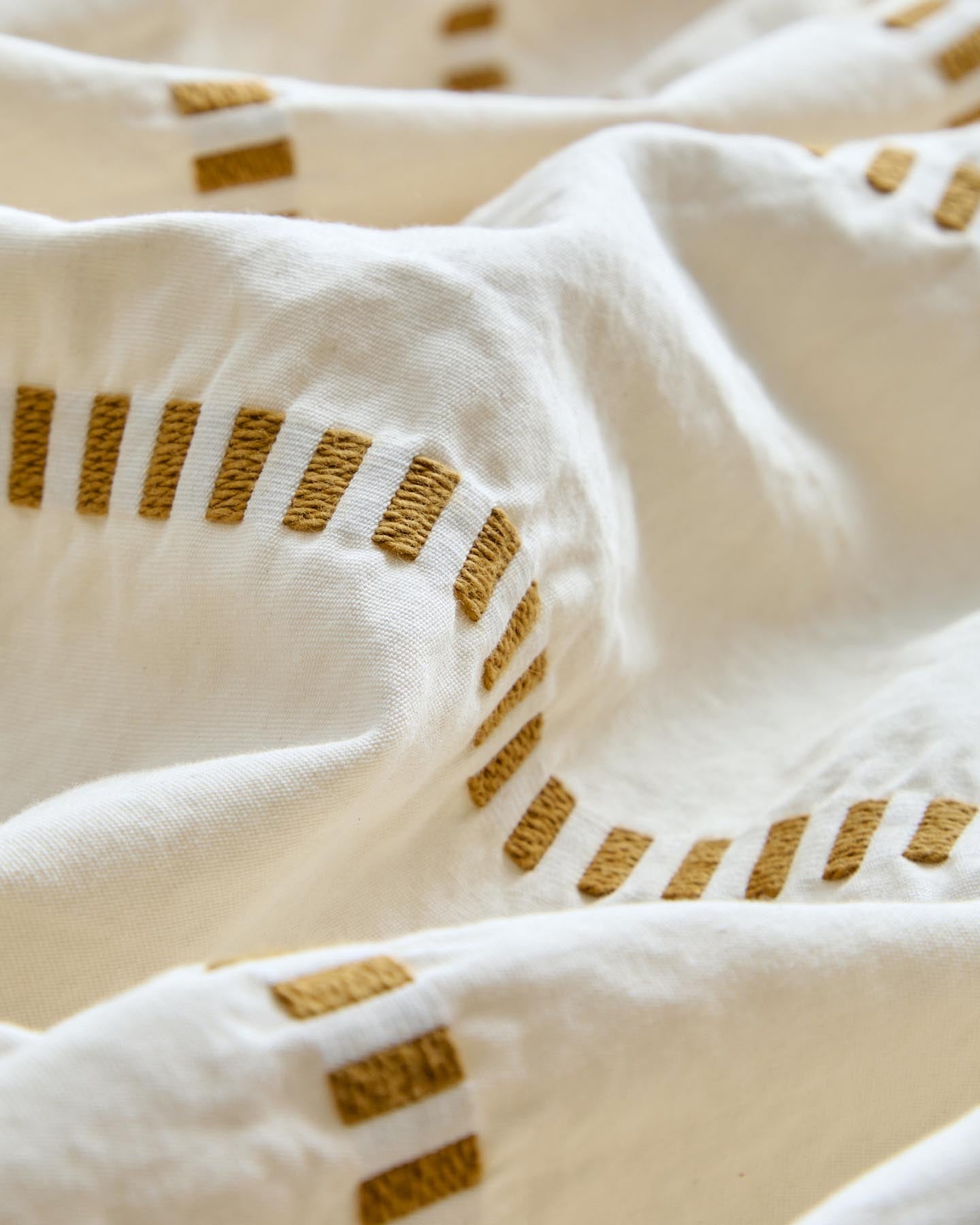 Tagesdecke Lidala aus 100 % Baumwolljacquard mit senfgelben Streifen für 150/160-cm-Betten in Senfgelb präsentiert im Onlineshop von KAQTU Design AG. Bettwäsche ist von Kave Home