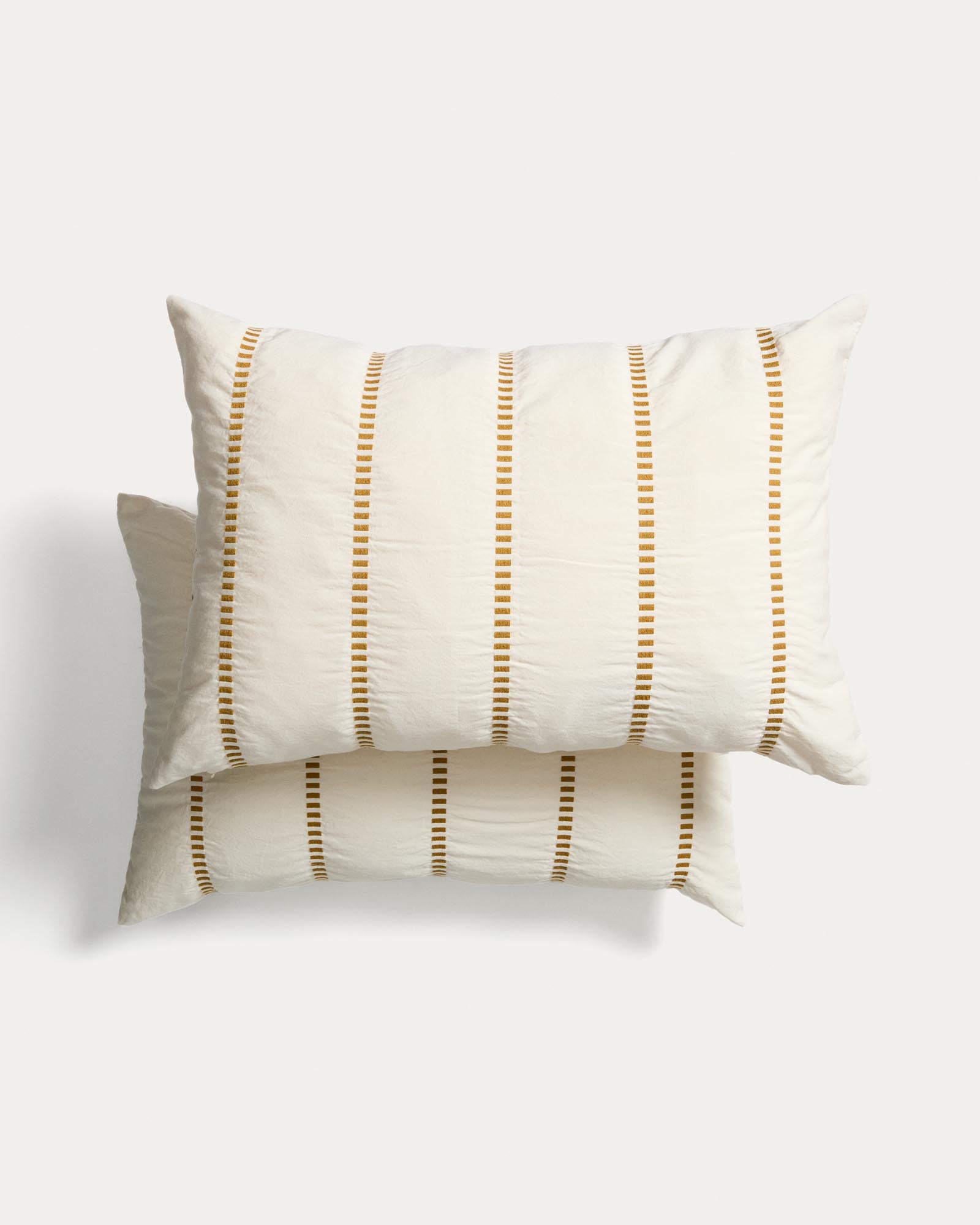 Set Lidala mit 2 Kissenbezügen aus 100 % Baumwolljacquard mit senfgelben Streifen, 40 x 60 cm in Senfgelb präsentiert im Onlineshop von KAQTU Design AG. Deko Kissenbezug ist von Kave Home