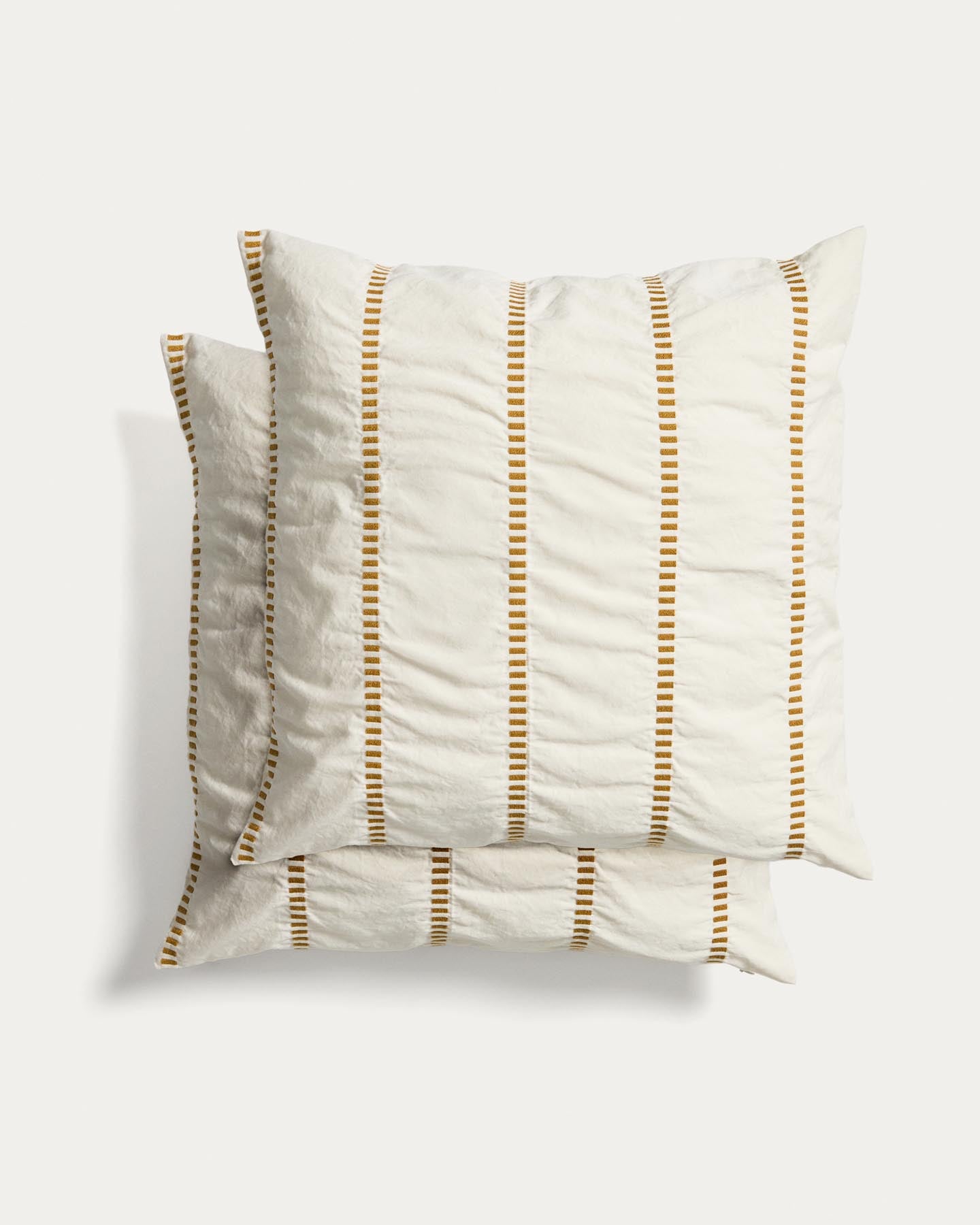 Set Lidala mit 2 Kissenbezügen aus 100 % Baumwolljacquard mit senfgelben Streifen, 50 x 50 cm in Senfgelb präsentiert im Onlineshop von KAQTU Design AG. Deko Kissenbezug ist von Kave Home