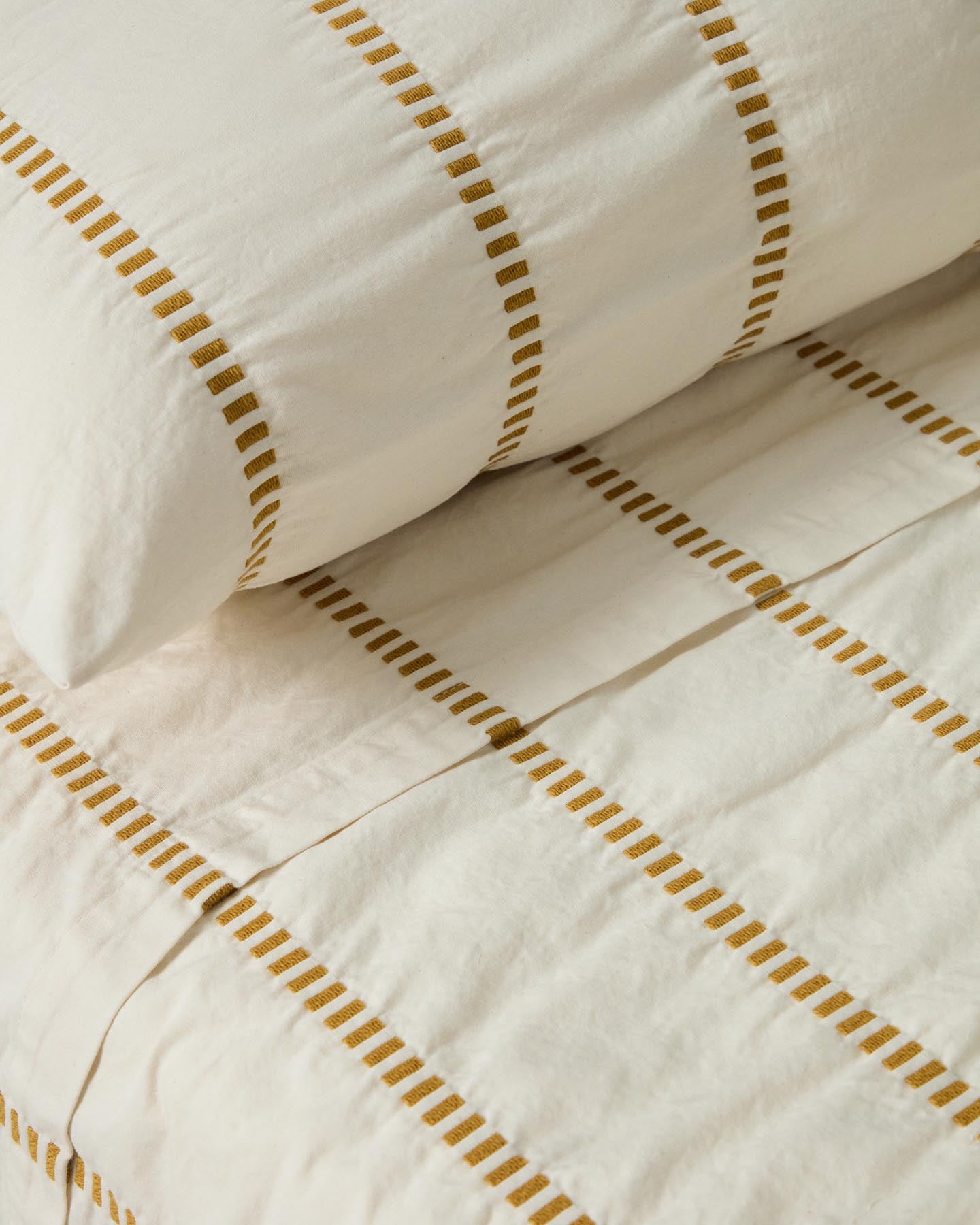 Set Lidala mit 2 Kissenbezügen aus 100 % Baumwolljacquard mit senfgelben Streifen, 50 x 50 cm in Senfgelb präsentiert im Onlineshop von KAQTU Design AG. Deko Kissenbezug ist von Kave Home