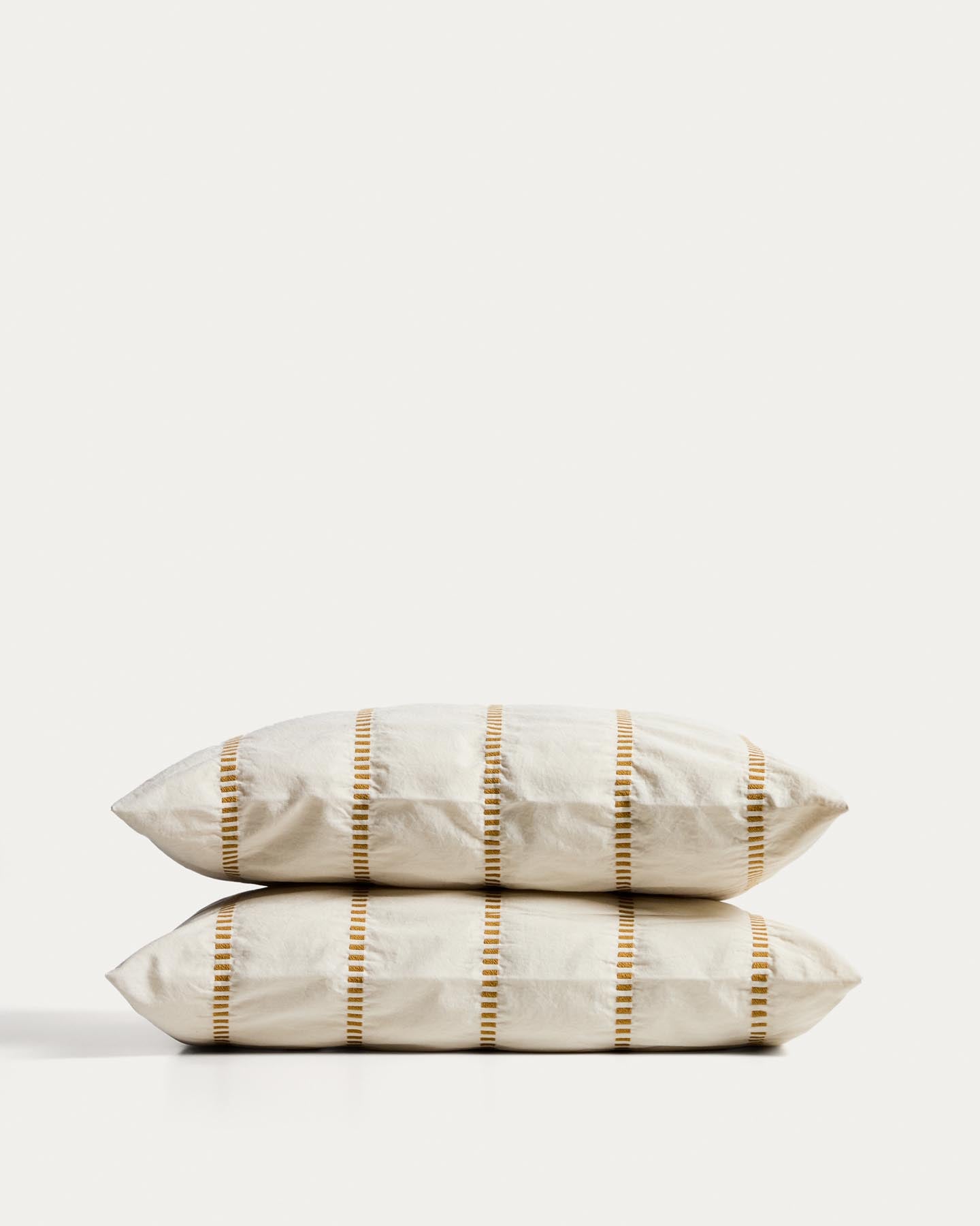 Set Lidala mit 2 Kissenbezügen aus 100 % Baumwolljacquard mit senfgelben Streifen, 50 x 50 cm in Senfgelb präsentiert im Onlineshop von KAQTU Design AG. Deko Kissenbezug ist von Kave Home