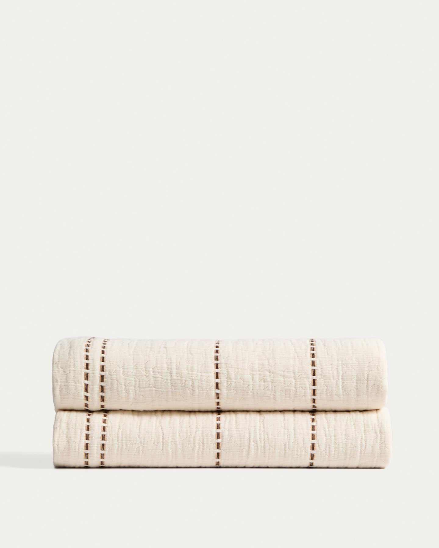 Tagesdecke Siloda aus Doppelgaze aus Baumwolle mit beigen Streifen für 90/135-cm-Betten in Beige präsentiert im Onlineshop von KAQTU Design AG. Bettwäsche ist von Kave Home