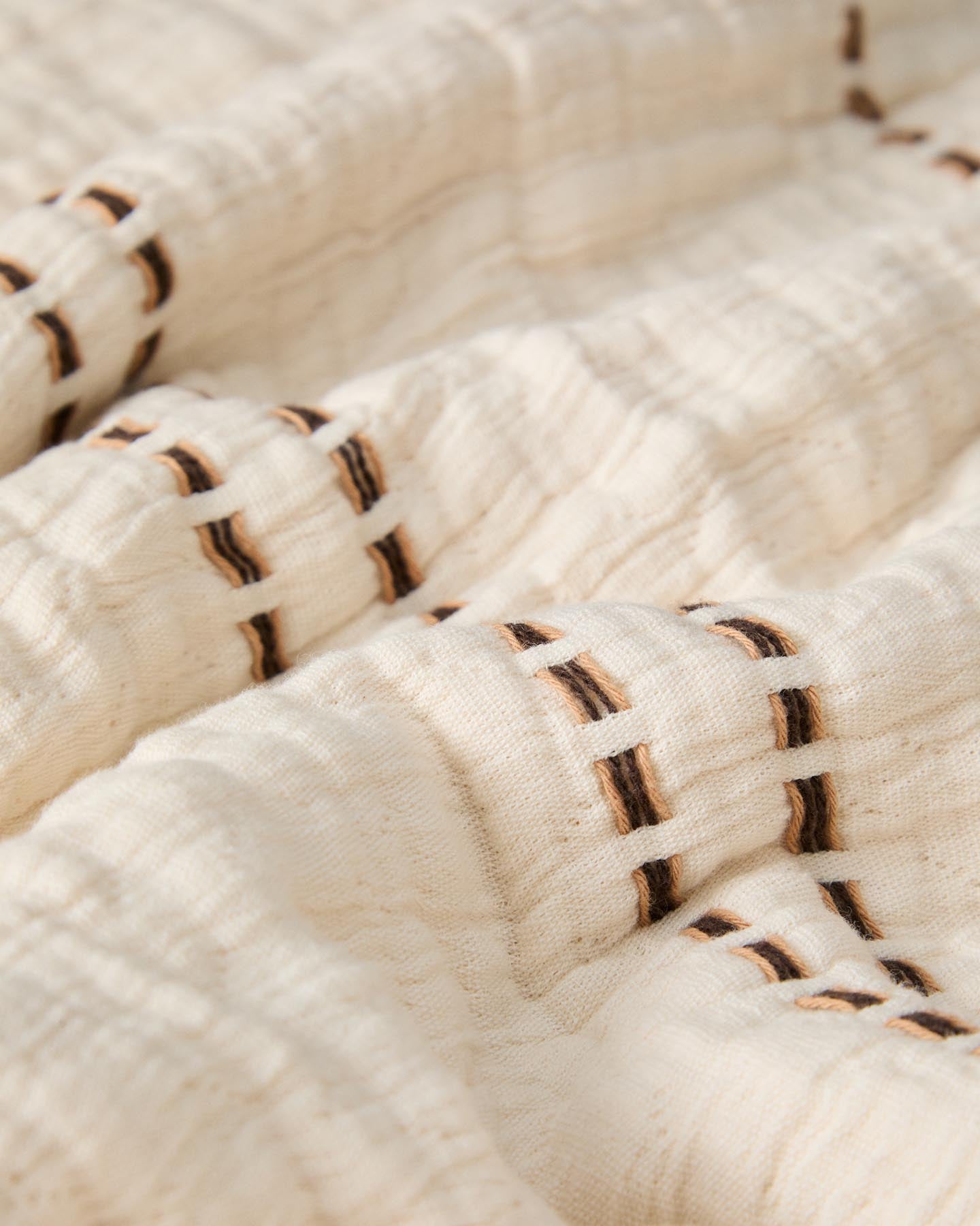 Tagesdecke Siloda aus Doppelgaze aus Baumwolle mit beigen Streifen für 90/135-cm-Betten in Beige präsentiert im Onlineshop von KAQTU Design AG. Bettwäsche ist von Kave Home