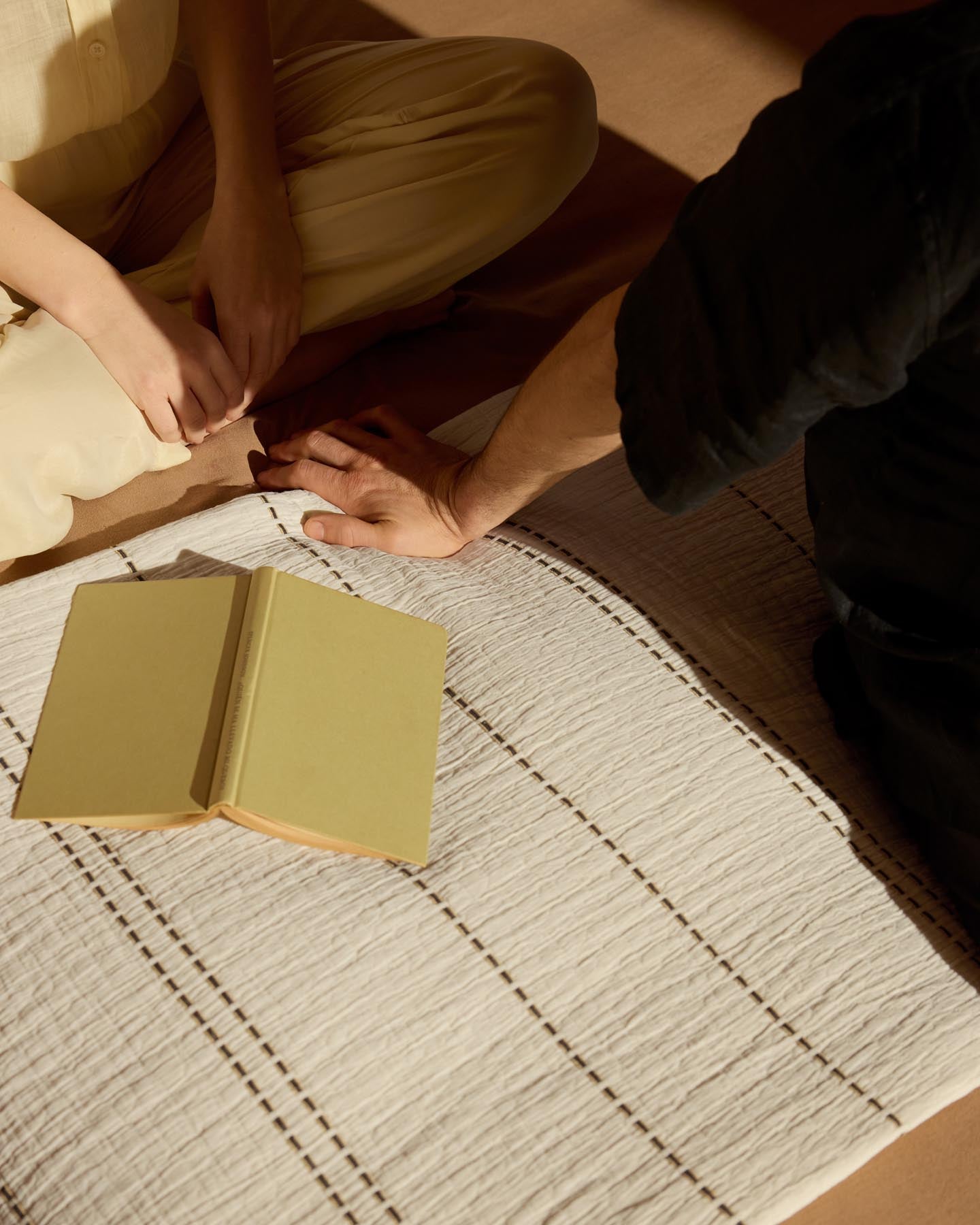 Tagesdecke Siloda aus Doppelgaze aus Baumwolle mit beigen Streifen für 90/135-cm-Betten in Beige präsentiert im Onlineshop von KAQTU Design AG. Bettwäsche ist von Kave Home