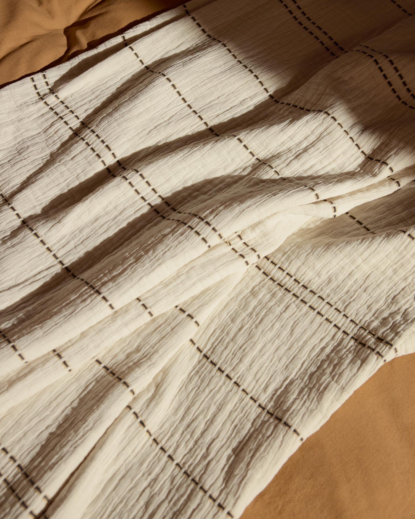 Tagesdecke Siloda aus Doppelgaze aus Baumwolle mit beigen Streifen für 150/160-cm-Betten in Beige präsentiert im Onlineshop von KAQTU Design AG. Bettwäsche ist von Kave Home